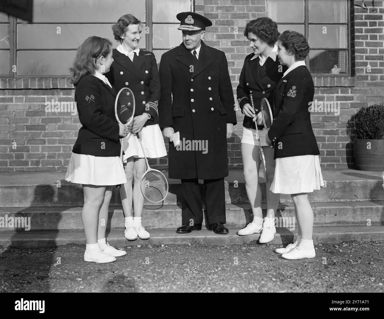 LE RAGAZZE DI SERVIZIO COMPETONO AI CAMPIONATI DI BADMINTON le giocatrici di Badminton sono venute a Wimbledon da tutte le parti della Gran Bretagna per competere nel primo inter-Service Badminton Championships da quando le forze femminili hanno ricevuto il loro nuovo status. IMMAGINI :- Second Sea Lord - vice ammiraglio SIR CECIL H.J. HARCOURT , KCB , CBE , chattando con il team W.R.N.S Badminton di Wimbledon . Da sinistra a destra :- dirigente Wren S. JONES , ultimo ufficiale B . BROWN , 3 ° ufficiale K . TURNER e il sottufficiale K.E. HEPBURN. 11 febbraio 1949 Foto Stock