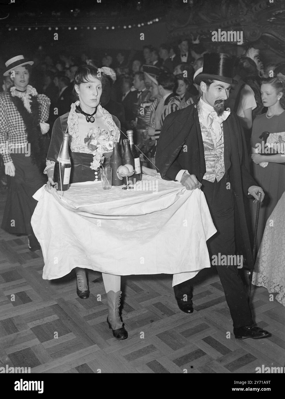 BAR A PIEDI non c'è bisogno di ' pub-crawl' quando si ha un bar come questo visto al 21 st Costume Ball della Vic - Wels Company di ieri sera al Lyceum Theatre di Londra . Sig. E la signora . PHILLIPS chiama questa '' presentazione '' ' ' il Bar al Folies Bergere ' 11 febbraio 1949 Foto Stock