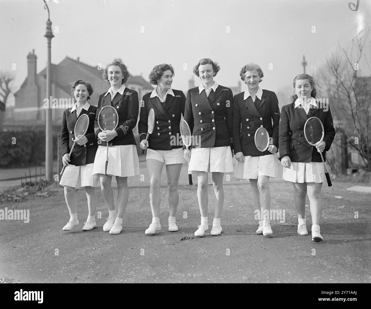 LE RAGAZZE DI SERVIZIO COMPETONO AI CAMPIONATI DI BADMINTON le giocatrici di Badminton sono venute a Wimbledon da tutte le parti della Gran Bretagna per competere nel primo inter-Service Badminton Championships da quando le forze femminili hanno ricevuto il loro nuovo status. LE IMMAGINI MOSTRANO :- la squadra di Badmington di Wren . Da sinistra a destra : sottufficiale K . HEPBURN, secondo ufficiale J. GRAHAM , 3 ° ufficiale K . TURNER , 1° ufficiale B . BROWN , sottufficiale G . KEIR e Wren al comando. JONES . 11 febbraio 1949 Foto Stock