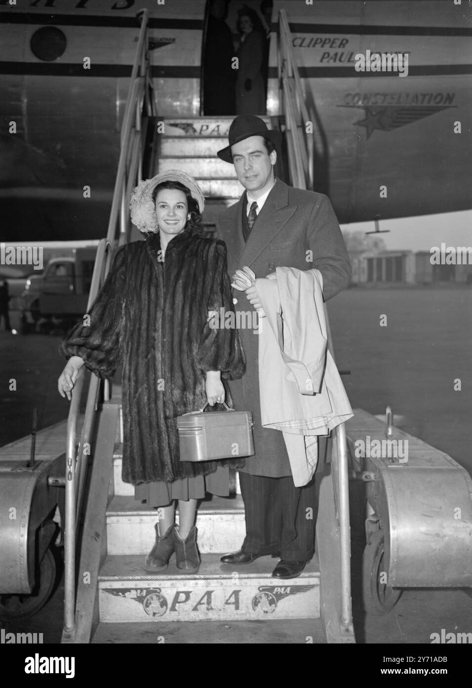 HIOLIDAY IN HOOLYWOOD Film Star RICHARD GREENE e sua moglie PATRICIA MEDINA salgono a bordo del Pan American Clipper all'aeroporto di Londra per una breve vacanza a Hollywood. Richard che ha recentemente completato diversi film in questa sede, tra cui '' il caso di Lady Brooke'' e '' New Barabas'', tornerà per un soggiorno indefinito prima della fine di marzo. 11 febbraio 1949 Foto Stock