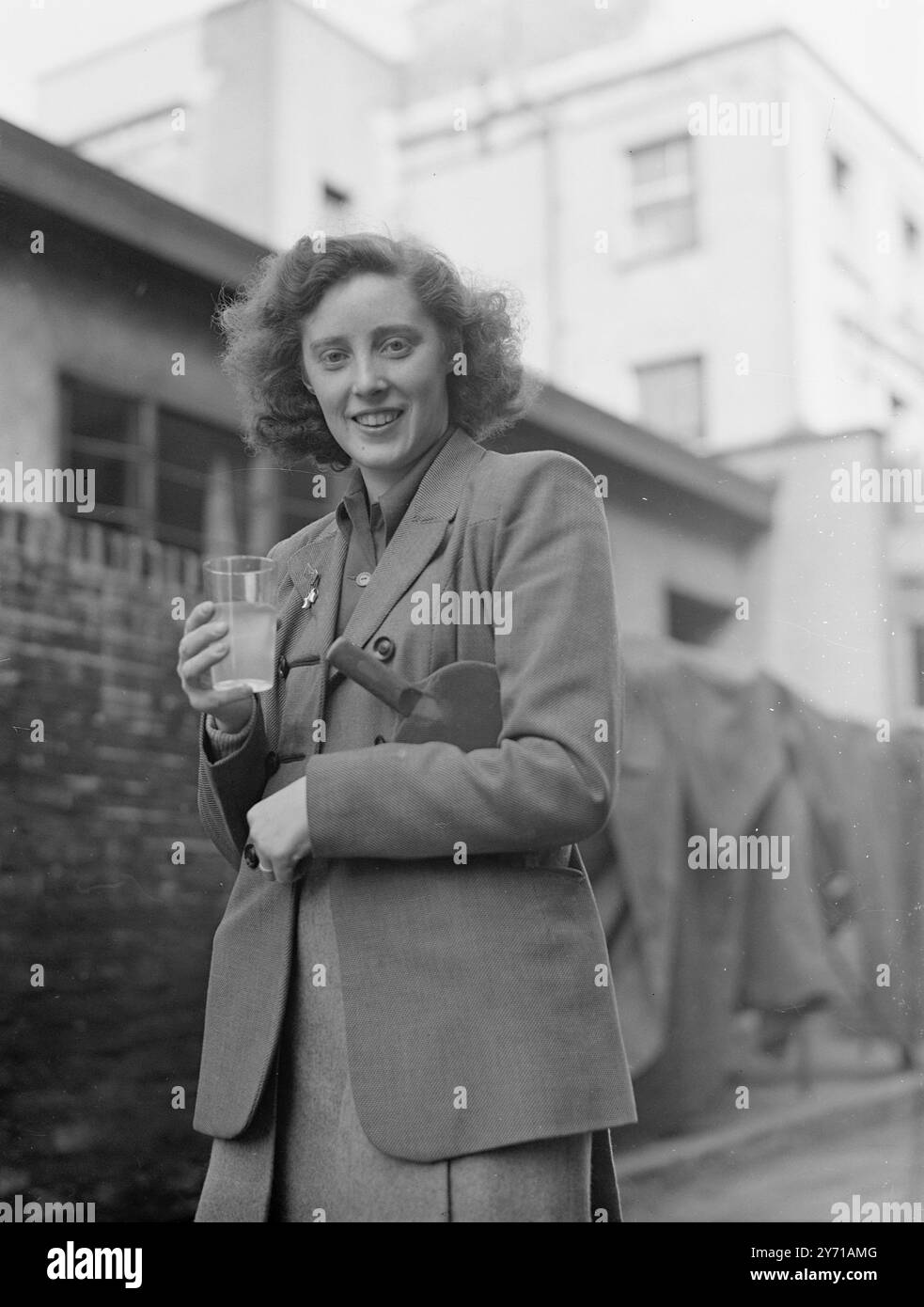 E' COSÌ CALDO SUD Miss HELEN ELLIOT di Scozia unica rappresentante della Gran Bretagna negli ultimi otto dei Campionati di Paddington trova una bevanda rinfrescante molto gradita durante questo tempo '' giugno di febbraio''. 18 febbraio 1949 Foto Stock