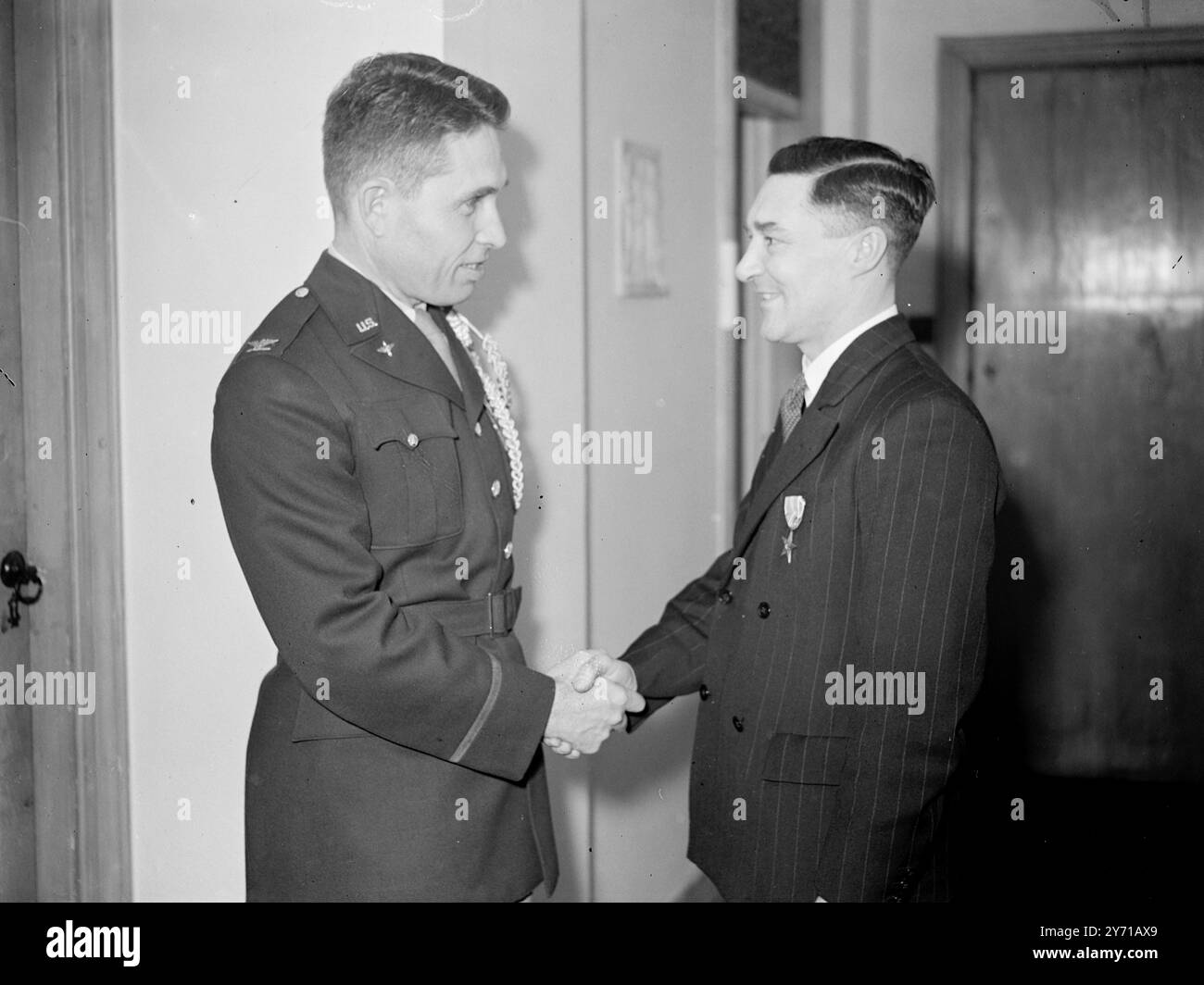 STOCKPORT SERGENTE RICEVE LA STELLA AMERICANA Sergente HARRY HATTON , di Heaton Morris , STOEKPORT , Cheshire Right , si congratula col . JOHN B. ACKERMAN , Assistente Air Attaché Ambasciata degli Stati Uniti , quando riceve la Stella di bronzo in una rappresentazione di premi americani presso l' Ambasciata degli Stati Uniti a Londra . 3 febbraio 1949 Foto Stock