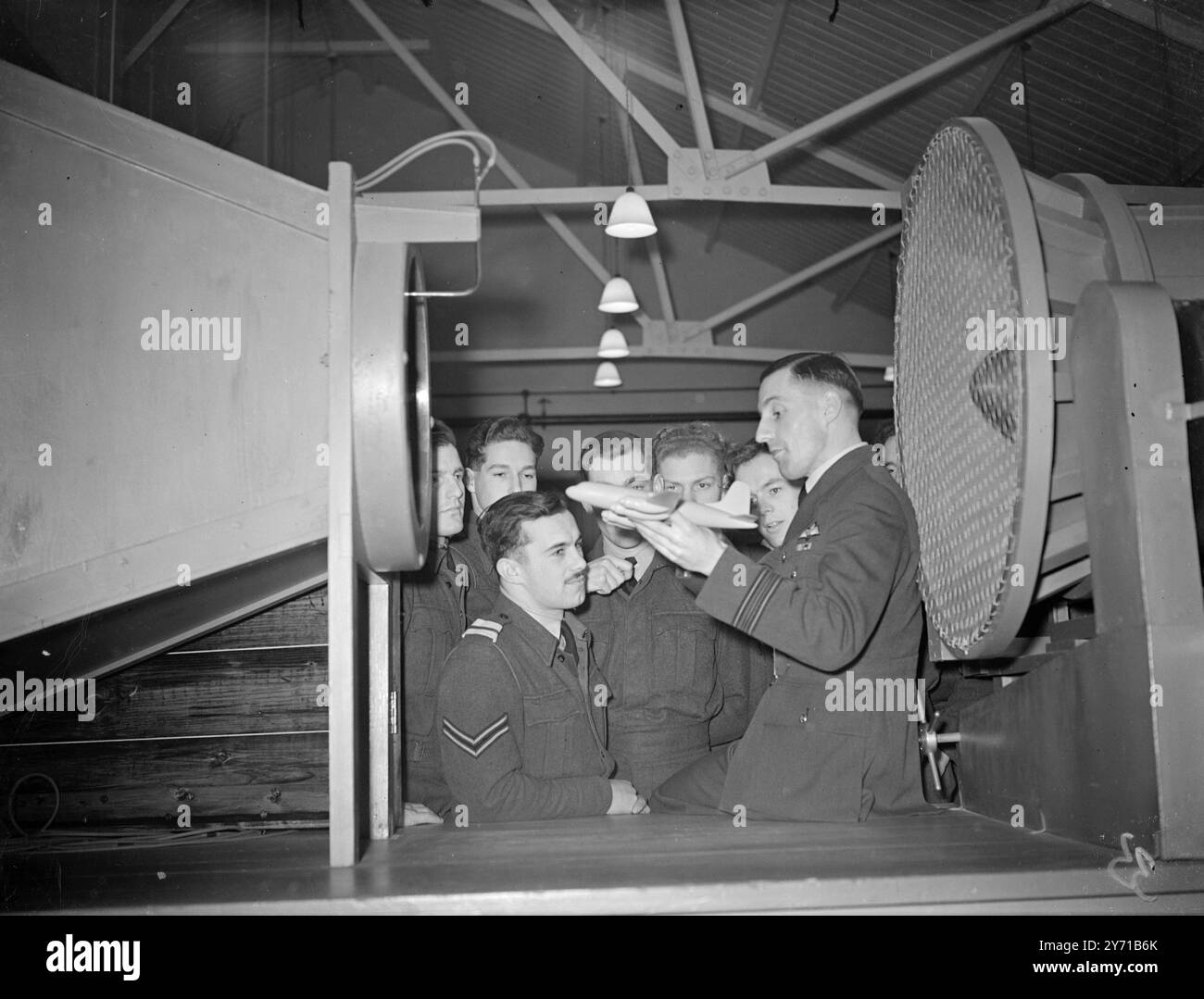 La ROAYL AIR FORCE IN PREPARAZIONE, PRIMO ASSAGGIO DEL NUOVO ADDESTRATORE DI BASE la prima entrata di ufficiali cadetti al R.A.F. College di Cranwell (Lincs) da addestrare sul Percival Prentice - il nuovo addestratore di base della Royal Air Force - ha appena raggiunto la metà della loro formazione di base . La giovane recluta che si unisce alla Royal Air Force ha una grande ambizione: Imparare a volare . Ma prima di avere la possibilità con i jet e i caccia , deve prima di tutto conoscere il Basic Trainer , che istruisce i cadetti sulla tecnica del decollo , del volo effettivo e dell' atterraggio efficiente . Foto Stock