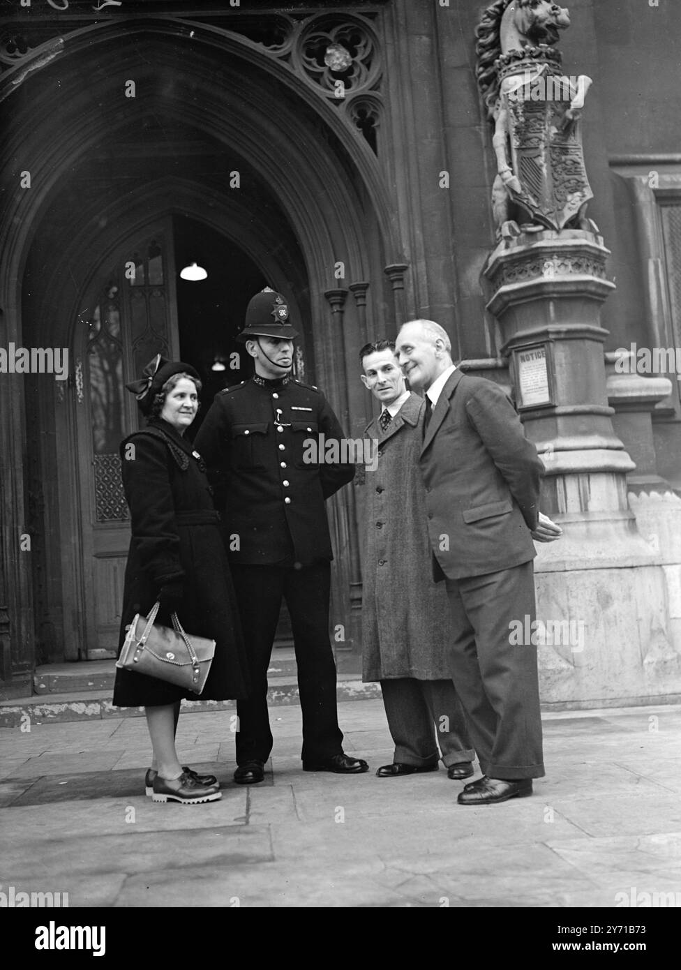 PER LA PRIMA VOLTA A LONDRA, IN QUANTO SI SONO RECATI alla camera dei comuni, a Londra c'erano il signor e la signora FLETCHER, un minatore di mezza età e sua moglie, che si trovano a Londra dalla loro casa di villeggiatura a Washington, Co. Durham . Questa è la prima volta che entrambi hanno visitato la capitale . La visita - realizzazione di un sogno lungo la vita - è il risultato di un' intervista di Wilfred Pickles di fama '' Have a Go'' che li ha intervistati in un programma di Washington. La signora Fletcher ha detto al signor. Sottaceti che il suo più caro desiderio era di vedere le famose attrazioni di Londra . Il giorno dopo un rappresentante di un noto Foto Stock