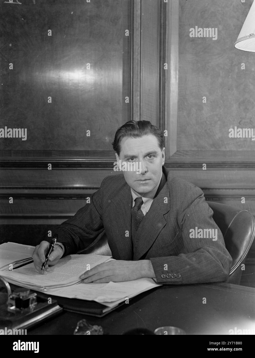 SIG. IL SUCCESSORE DI BELCHER, SIGNOR . Il successore di John Belcher come Segretario parlamentare del Board of Trade è M.P., il signor 44 anni. LEWIS JIHN EDWARDS , segretario parlamentare dei ministri della Sanità dal 1947 . Sig. Edwards entrò nella camera dei comuni alle elezioni generali e fu per due anni segretario privato del Parlamento di Sir Stafford Cripps . Per nove anni è stato segretario generale della Post Office Engineering Union . Sig. Edwards è M.P. PER Blackburn. L' IMMAGINE MOSTRA : - Mr . LEWIS JOHN EDWARDS , il nuovo segretario parlamentare del Board of Trade Foto Stock