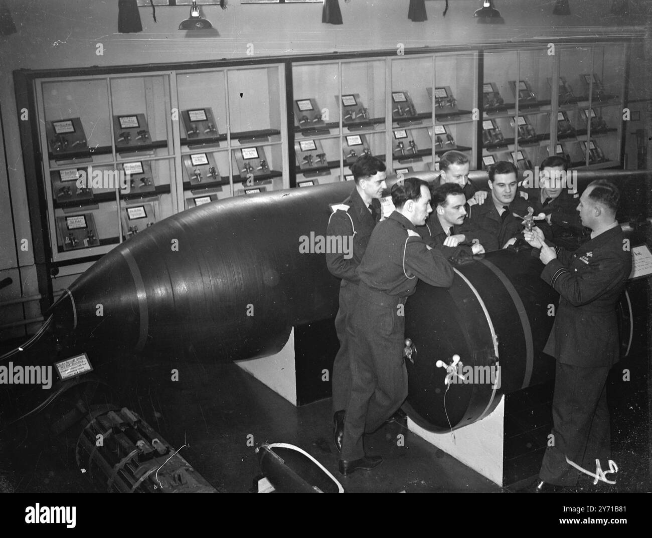 La ROAYL AIR FORCE IN PREPARAZIONE, PRIMO ASSAGGIO DEL NUOVO ADDESTRATORE DI BASE la prima entrata di ufficiali cadetti al R.A.F. College di Cranwell (Lincs) da addestrare sul Percival Prentice - il nuovo addestratore di base della Royal Air Force - ha appena raggiunto la metà della loro formazione di base . La giovane recluta che si unisce alla Royal Air Force ha una grande ambizione: Imparare a volare . Ma prima di avere la possibilità con i jet e i caccia , deve prima di tutto conoscere il Basic Trainer , che istruisce i cadetti sulla tecnica del decollo , del volo effettivo e dell' atterraggio efficiente . Foto Stock