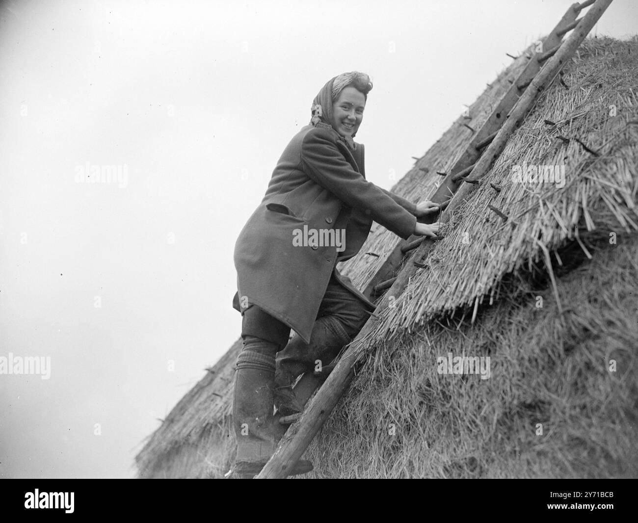 EX-CORO SI UNÌ ALL'ESERCITO TERRESTRE '' PER Una SCOMMESSA'' la diciottenne MARY PARR di Portsmouth , Hampshire , ex London Chorus Girl , fu scommessa da suo fratello '' lei non avrebbe fatto sei mesi nell'Esercito terrestre femminile''. '' mi prese così tanto in giro'' disse Maria, '' che decisi di unirmi per sei mesi - solo per mostrarlo, ma con mio orrore, dopo essermi arruolato, ho scoperto che non sarei stato in grado di lasciare la W.L.A. fino a quando non avessi completato un anno di servizio''. IMMAGINI:- MARY PARR si stabilisce per 12 mesi sul suo lavoro in terra presso Jokes Farm , Priddy , Somerset . Ha dichiarato che ora sta cominciando ad esserlo Foto Stock