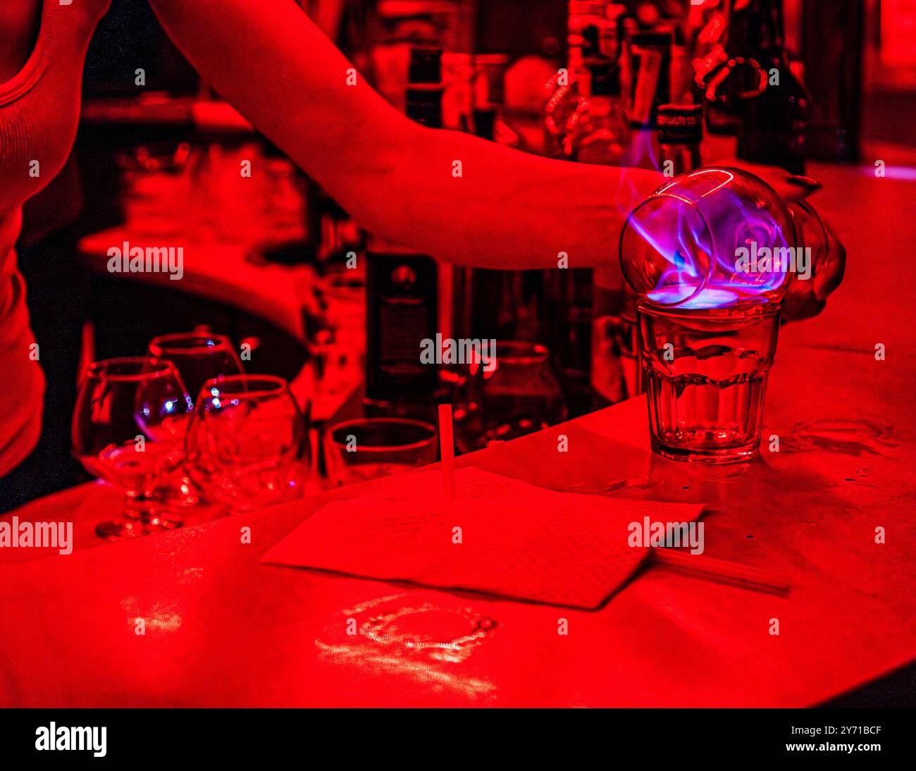 Club a luci rosse in Bulgaria. Competizione in cui l'alcol evaporante di Jägermeister flambé viene inalato con una paglia Foto Stock