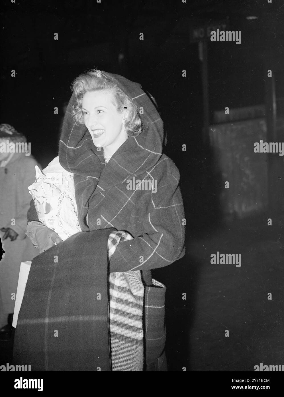 ANNE CRAWFORD LA TARTAN GIRL'' VESTITA PER LA SCOZIA'' la star del cinema ANN CRAWFORD, con indosso un mantello di Tartan con cappuccio e tappeto da viaggio per abbinarsi, fotografata alla Victoria Station di Londra, all'arrivo dalla Svizzera. Andrà in Scozia la settimana prossima. 7 gennaio 1949 Foto Stock