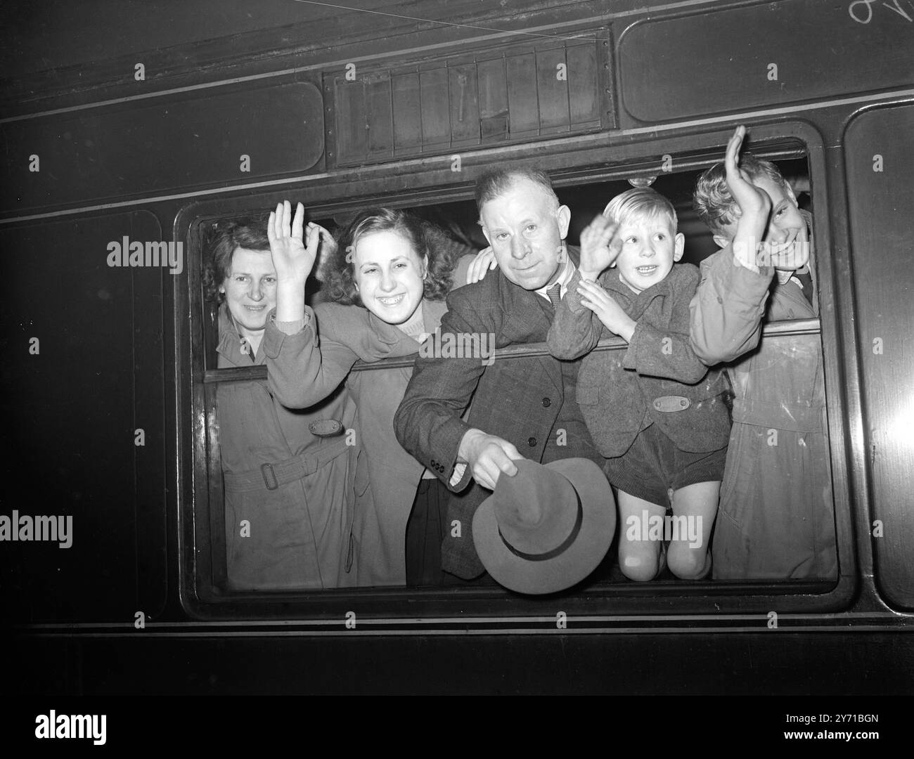 VIAGGI DI CAPODANNO Un gruppo di emigranti ha lasciato St. Pancras Station , Londra, all'inizio del loro lungo viaggio in Australia . Viaggeranno a bordo della nave da 000 tonnellate P e o di linea '' Chitral'', che e' stata convertita da nave da trasporto truppe in tempo di guerra ad una nave di classe unica. LA FAMIGLIA ROBERTS ha ceduto la propria fattoria a NORTHLEACH , GLCS , per fare un'agricoltura vicino Sydney . Da sinistra a destra , Signora GERTRUDE ROBERTS , Miss BETTY ROBERTS (17 anni e mezzo) Signor . TOM ROBERTS, Maestro GERALD ROBERTS (4) e Maestro BILL ROBERTS (15), fotografati a St. Pancras . 30 dicembre 1948 Foto Stock