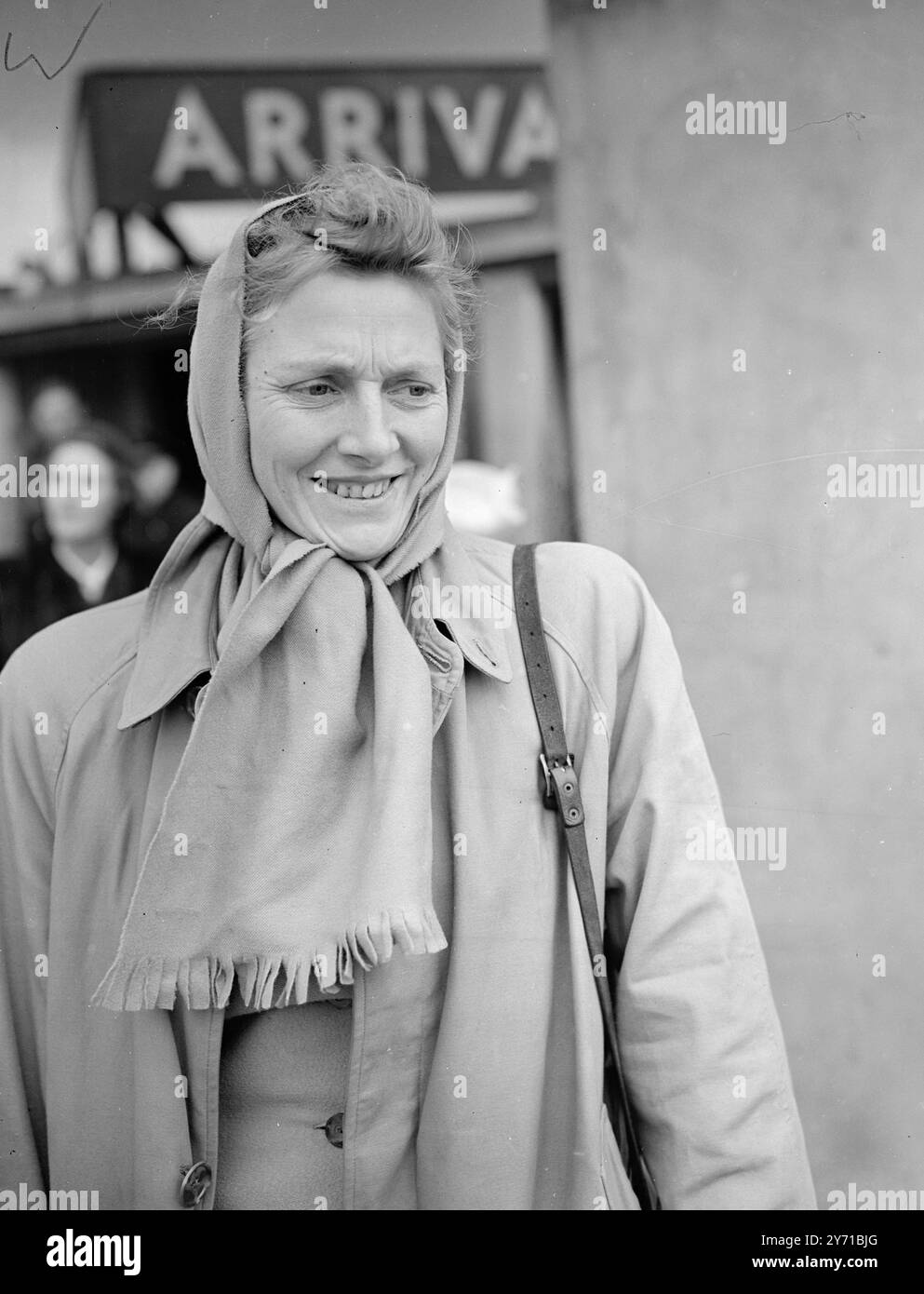 OLANDESE OLYMPIC STAREN ROTE AI CAMPIONATI AUSTRALIANI MRS. FANNY BLANKERS-KOEN , atleta olimpica olandese , è arrivata all'aeroporto di Londra dove sta facendo una breve sosta prima di procedere in Australia per competere ai campionati australiani a Sydney in febbraio . Le saranno assegnati speciali '' trofei'' per le corse che vince '' down-under''. IMMAGINI:- la signora FANNY BLANKERS-KOEN ha fotografato all'arrivo all'aeroporto di Londra . 2 gennaio 1949 Foto Stock