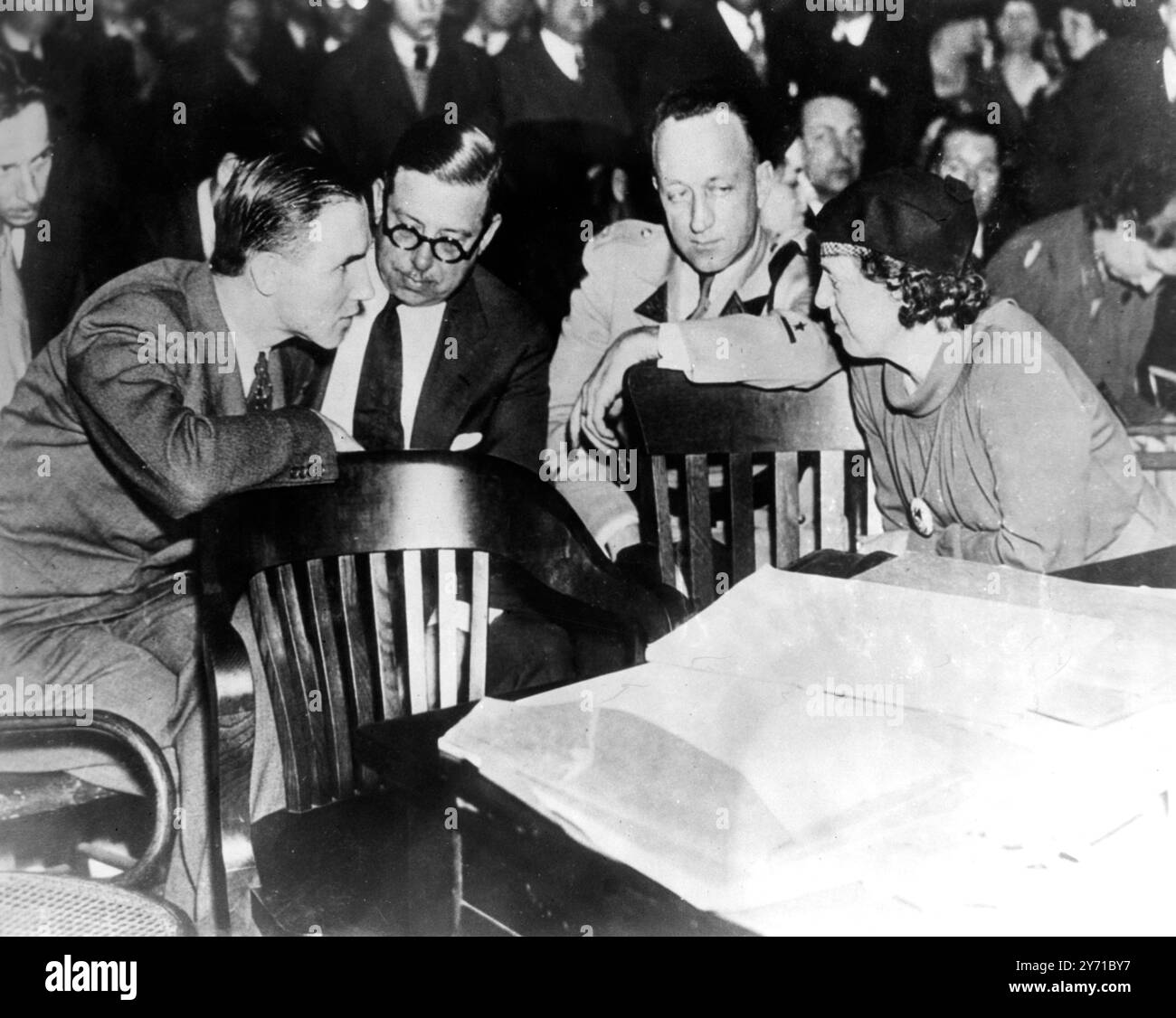 Hauptmann tiene un'ansiosa conferenza con la moglie durante il processo. Foto: Bruno Richard Hauptmann (a sinistra) si affida a due funzionari di polizia per mantenere un'ansiosa confrenza con sua moglie durante il suo processo per il presunto rapimento e omicidio del figlio del colonnello Charles Lindbergh 25 gennaio 1935 Foto Stock