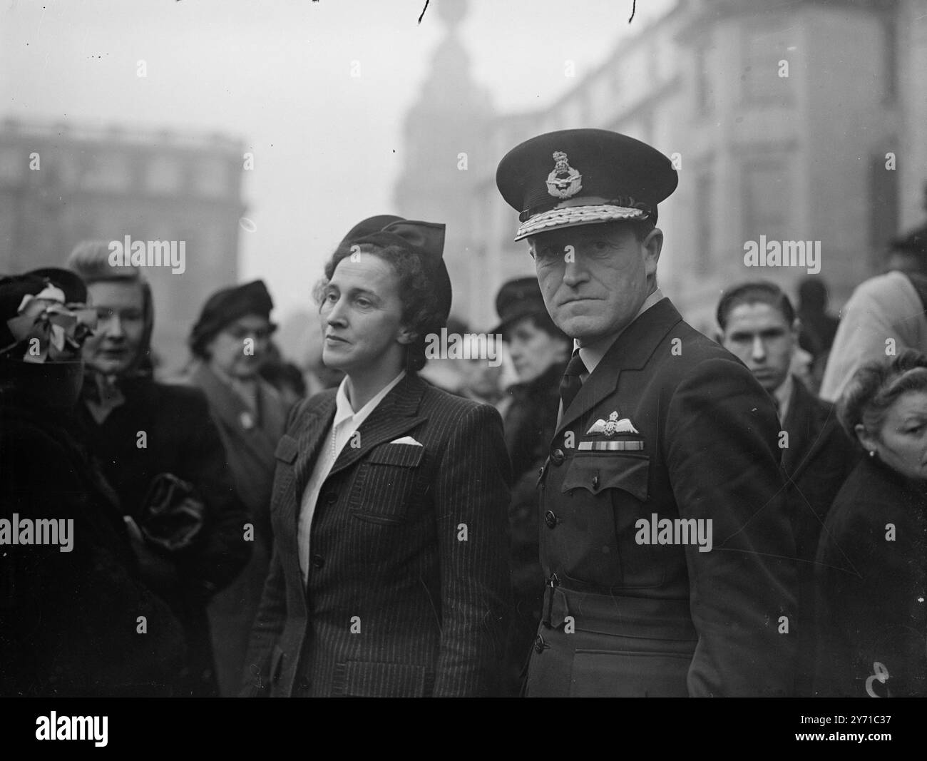 AIR COMMODORE PRESSO AUSTALIA DAY SERVICE l'indirizzo dell'annuale Australia Day Service of commemoration tenutasi presso St. Martin-in-the-Fields Church , Trafalgar Square , Londra , è stato dato dal cappellano della prima portaerei australiana H.M.A.S. ' Sydney ' , il Rev. H.E. Fawell . IMMAGINI :- il Commodoro dell'aria KNOX-KNIGHT , che è responsabile della Royal Australian Air Force , London Headquartres , lasciando St. Martin-in-the-Fields dopo il servizio . 25 gennaio 1949 Foto Stock