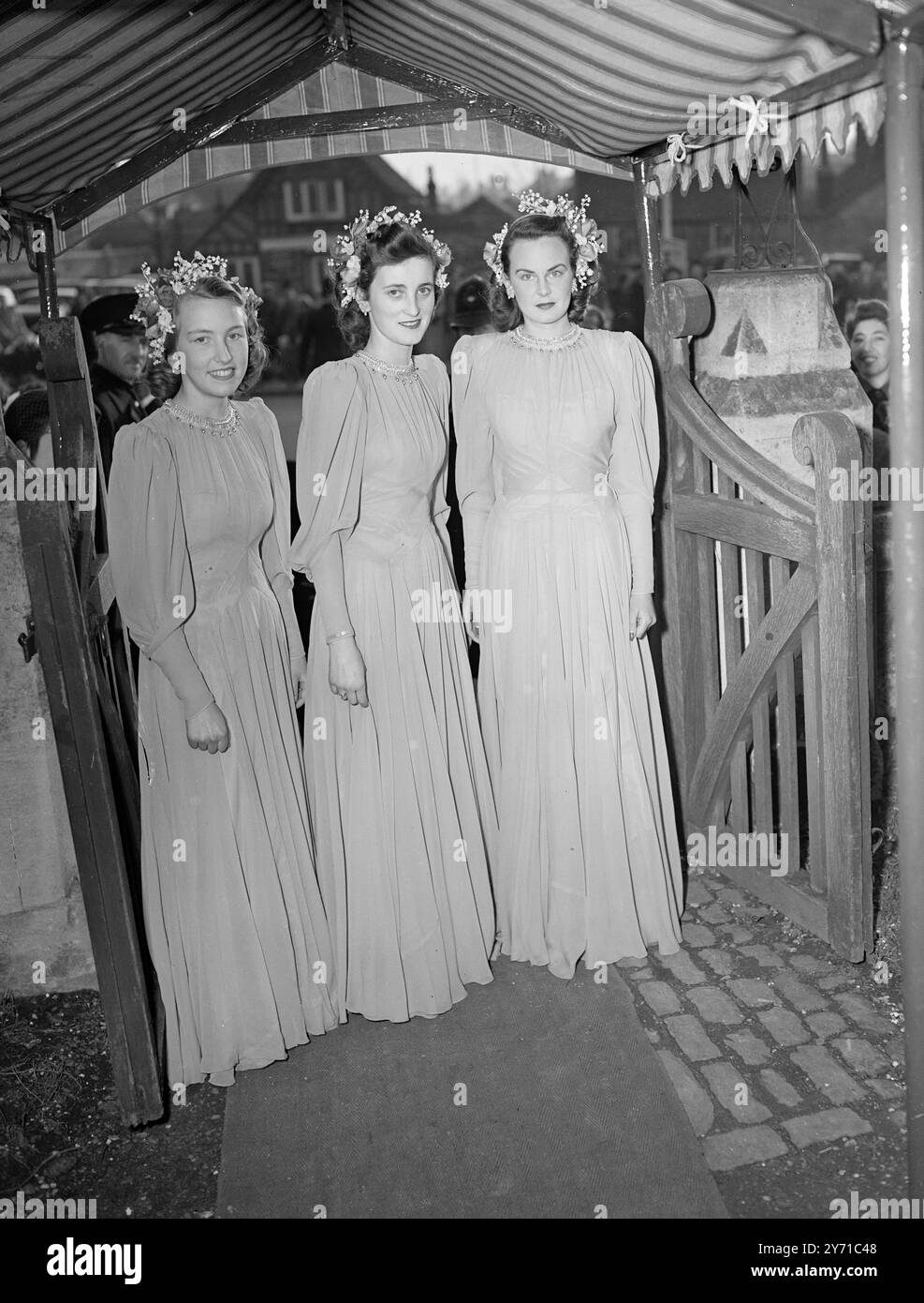SPOSA IN ROYAL SATIN - FIGLIASTRA DEL PRESIDENTE DEI LLOYD'S SPOSI PILOTA Miss BARBARA CROWLE ( tarda di Guernsey ) , figliastra di Sir Eustance Pulbrook , presidente dei Lloyd's era sposata con il signor . JOHN FRANK PAGE MATHEWS , ex pilota della R.A.F. , presso St. Chiesa di Maria , Datchet , Buckinghamshire . L'abito da sposa della sposa in raso pantofole è stato realizzato con l'ultimo rotolo utilizzato per l'abito della principessa Elisabetta . Durante la guerra la sposa era a scuola a Guernsey . I tedeschi non la lasciarono uscire , così trascorse tre anni allattando nell' unico ospedale britannico dell' isola . Sua madre era una di quelle Foto Stock