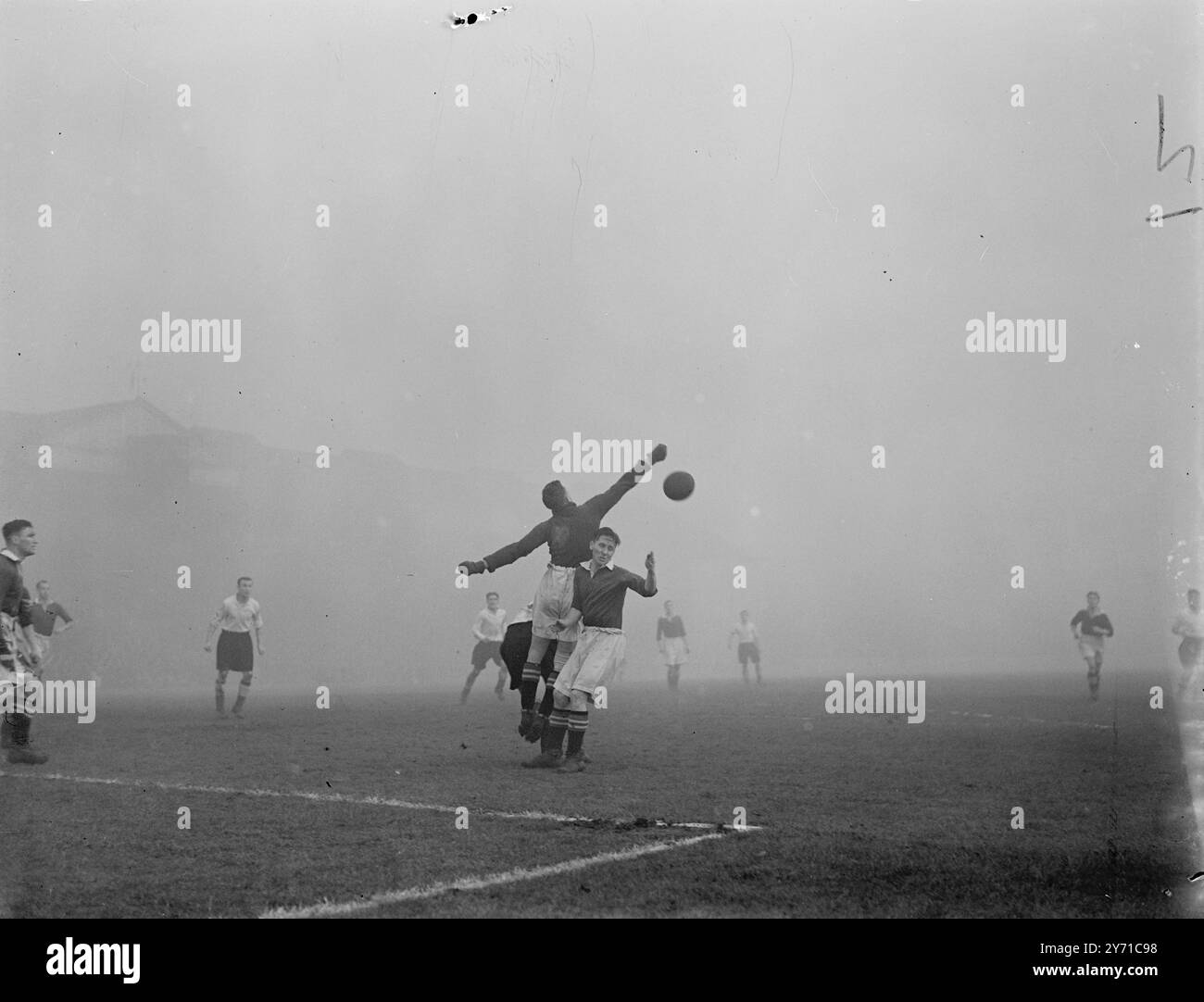 CHELSEA V EVERTON il portiere del Chelsea, che ha preso un pugno dall'attacco dell'Everton allo Stamford Bridge durante la Coppa del quarto turno - pareggio nella nebbia. 29 gennaio 1949 Foto Stock