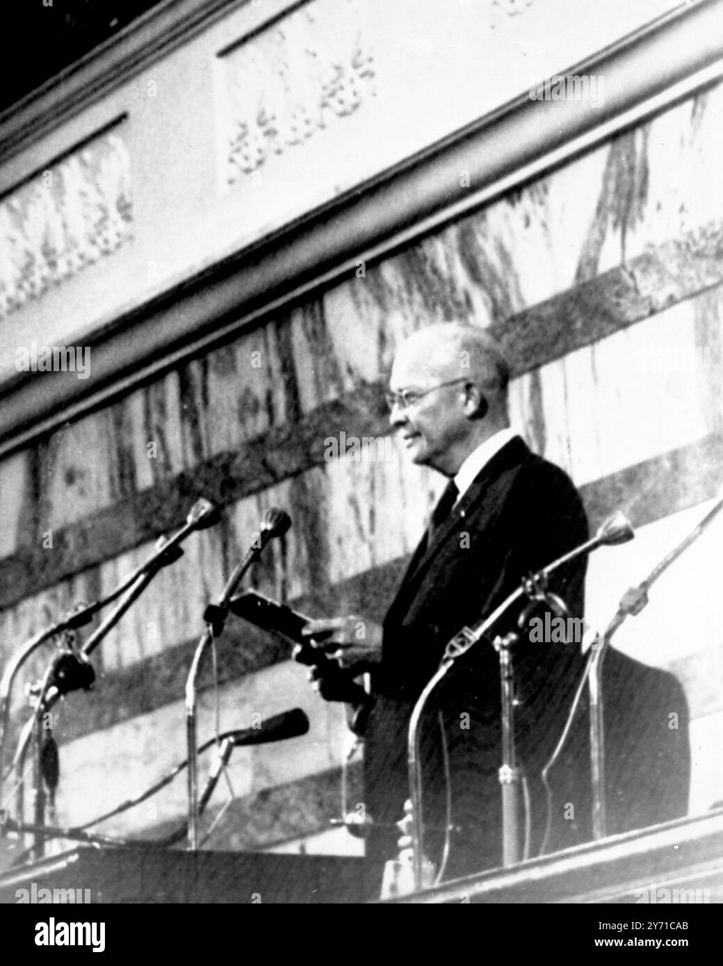 Il Presidente Dwight D Eisenhower (a destra) si trova davanti a una batteria di microfoni davanti ai membri del Parlamento greco per la prima volta , un leader di una nazione straniera si rivolse a loro,. Il Presidente ha fatto un discorso di 500 parole. Il Presidente Eisenhower era in visita in Grecia come parte del suo tour di benevolenza in undici nazioni . 15 dicembre 1959 Foto Stock