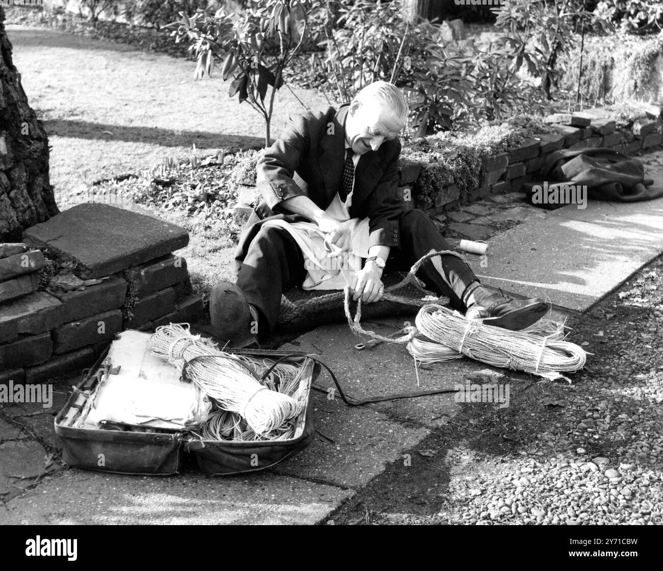 Bill Harvey, 62 anni, e' in viaggio come lo chiama da cinquant'anni - il suo primo lavoro come artigiano itinerante (alcuni lo chiamano venditore ambulante) era all'età di dodici anni. La sua specialità è quella di riparare sedie e tappetini , e viaggia per centinaia di miglia ogni anno nelle contee Home e Southern . Bill di solito chiama ogni anno i suoi clienti abituali , e sebbene il suo commercio sia in declino , continua a dire che c'è una vita equa da fare sul posto di lavoro - se si continua a viaggiare , e in forma e bene . La foto lo mostra al lavoro a Chislehurst , nel Kent . Non ha una casa permanente. - Foto Stock