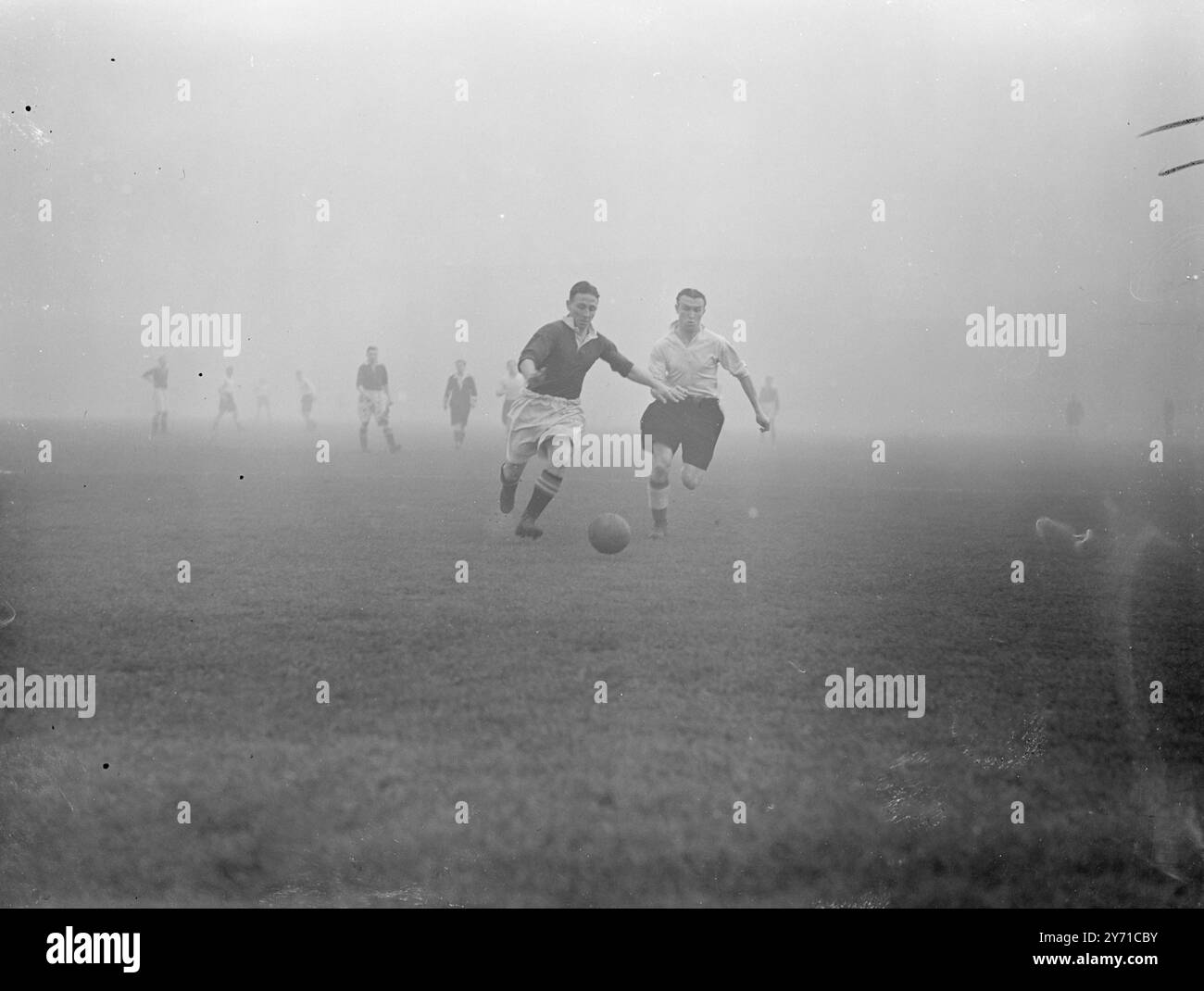 CHELSEA V EVERTON WINTER , schiena destra del Chelsea , in un trampolino per la palla con l'EGINTON esterno sinistro dell'Everton , durante il quarto round della partita di pareggio a Stamford Bridge . 29 gennaio 1949 Foto Stock