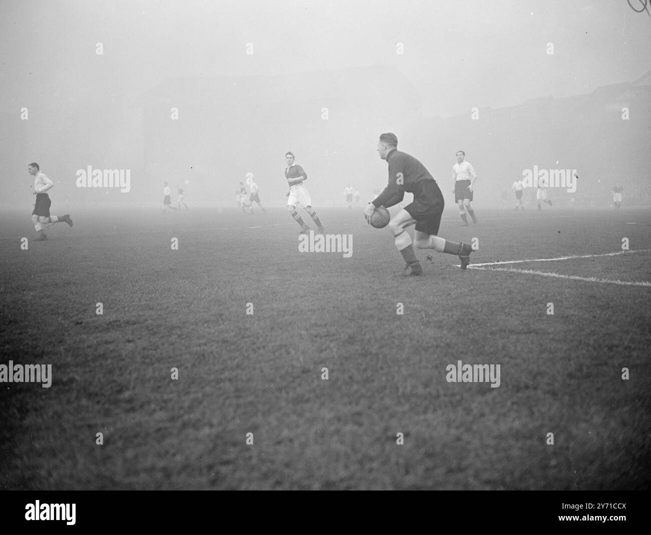 CHELSEA'S CUP - DOPPIO PAREGGIO CON L'EVERTON Chelsea ha l'Everton come avversario nella quarta Round Cup - pareggio a Stamford Bridge, Londra . LA FOTO MOSTRA: SAGAR , portiere dell'Everton , risparmiando durante i primi minuti della coppa - pareggio al Safford Bridge . 29 gennaio 1949 Foto Stock