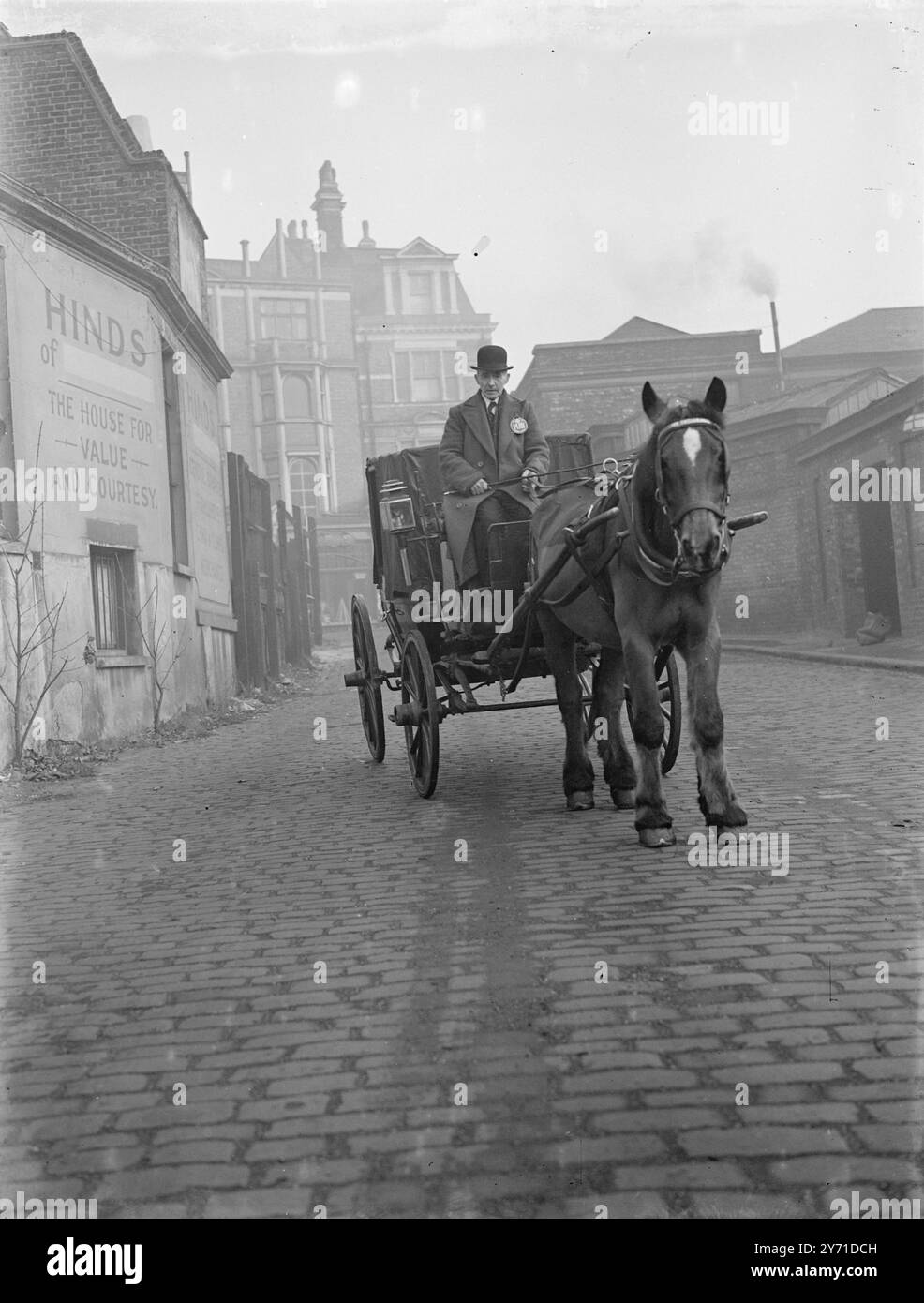 A.E. DorvilleA tassista registrato (14101 ) che sta ancora utilizzando una carrozza trainata da cavalli, con numero di targa 1 Foto Stock
