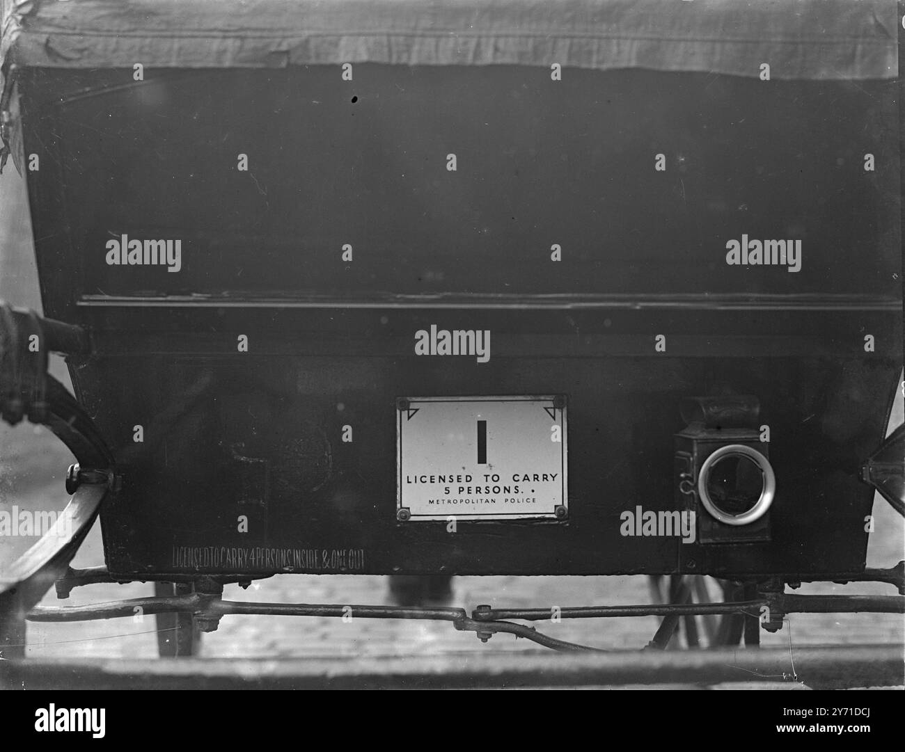 A.E. DorvilleA tassista registrato (14101 ) che sta ancora utilizzando una carrozza trainata da cavalli, con numero di targa 1 Foto Stock