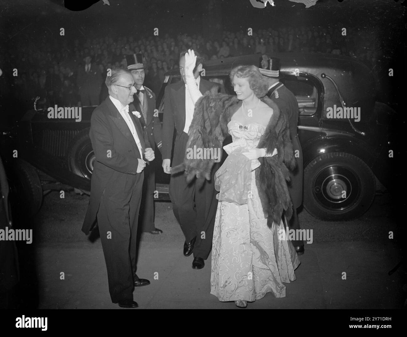 I PREMI PER LE stelle del cinema MARGARET LOCKWOOD e JOHN MILLS, e il regista HERBERT WILCOX , sono stati alla ribalta al Dorchester Hotel Tonight , quando hanno ricevuto dal LADY ROTHERMERE Daily mail National Film Awards per il 1947. C'è stato un grande ricevimento per loro da parte dei fan del cinema quando sono arrivati per la cerimonia, e un'attrazione aggiuntiva è stata fornita dalla presenza di Carmen Miranda, Claude Rains e Fredric March. Nelle vicinanze, tre milioni di elettori hanno contribuito a decidere che MARGARET LOCKWOOD e JOHN MILLS erano gli interpreti eccezionali dell'anno scorso, e che HERBERT WILCOX, per il suo cour Foto Stock