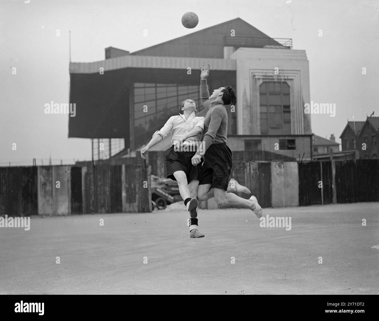 "LA CAMPAGNA ITALIANA" PRATICA I CALCIATORI INGLESI impegnati a fare pratica all'Arsenal Stadium di Londra oggi erano membri della squadra di calcio INGLESE , che parte per l'Italia per un tour di domani. I 16 giocatori rappresentano la "crema" dei giocatori del paese e hanno un valore di quasi mezzo milione di sterline in commissioni di trasferimento correnti. Incontreranno L'ITALIA in una partita internazionale a torino il 16 maggio, GIOCHERANNO la squadra svizzera TESSIN A Bellinzone il 19 maggio e incontreranno SCHAFFFHAUSEN il 23 maggio PICTUER MOSTRA:- "Double Recovery" . FRANK SWIFT (Manchester City and Englands g Foto Stock