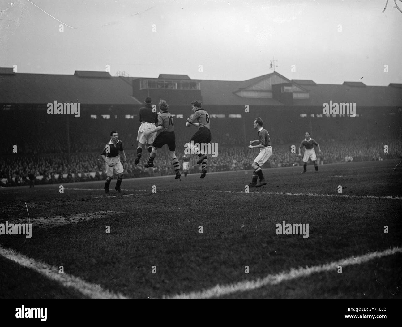 ALL UP TOGETHERDUNN ( Wolverhampton Inside Right) ,No.8, e SMYTH (Wolverhampton Inside Left) , No.10 , salta per la palla con PICKERING (Chelsea GoaIkeeper) durante la partita della Football Association a Chelsea, Londra oggi (sabato) 11 dicembre 1948 Foto Stock