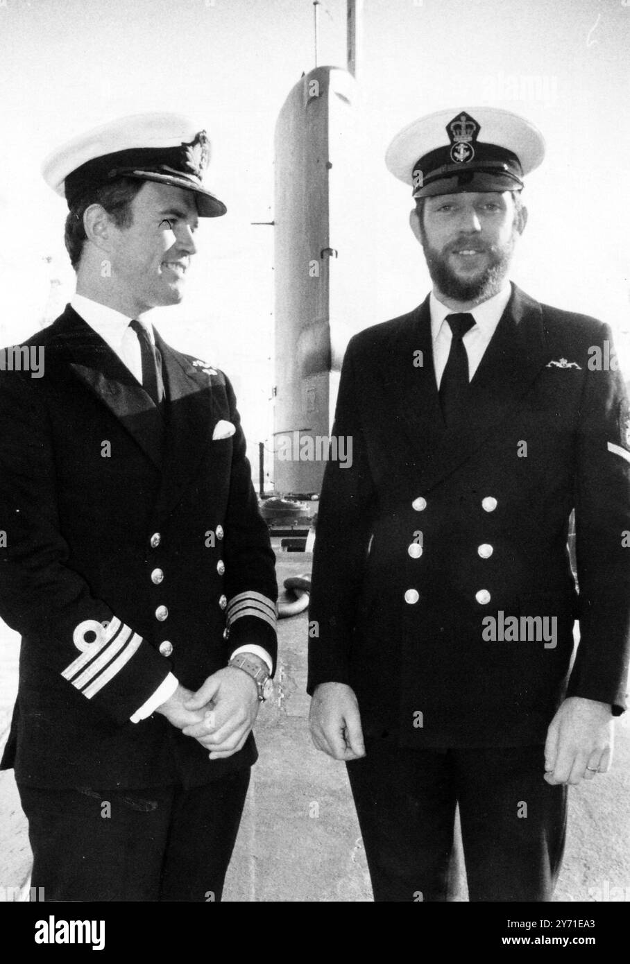 IL SOTTUFFICIALE GRAHAM LIBBY, GIUSTO, CON IL CAPT CHRIS WREFORD-BROWN A BORDO DELLA HMS CONQUEROR. PO LIBBY FU PREMIATO CON IL DSM PER AVER LIBERATO L'ELICA DEI SOTTOMARINI DA FILI E DETRITI IMPIGLIATI NELLE FALKLAND. IL CONQUEROR AVEVA PRECEDENTEMENTE SUNKTHE BELGRANO, 1982 PIC MIKE WALKER 1982 Foto Stock