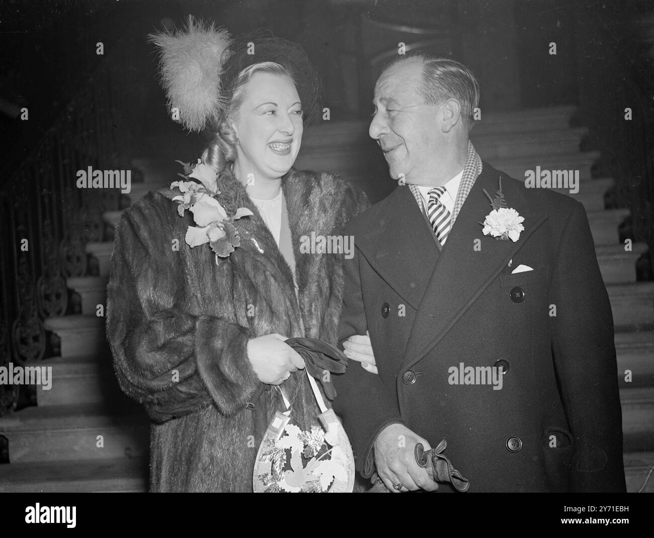SCENOGRAFIA ROMANTICA ATTRICE SPOSI MANAGER presso Hampstead Town Hall , Londra , Miss . HELGA STONE , il noto palcoscenico e impressionista di B.B.C. era sposato con il signor . LEN BARRY , il manager del West End . E' stato il signor. Barry che ha introdotto Chester Morris , l'attore cinematografico di Hollywood , sul palcoscenico britannico . È anche il manager di Sid Field, Jack Warner e altre stelle. Anche i genitori della signorina Stone sono ben noti agli ascoltatori della B.B.C. . Appaiono sul palco e B.B.C. nei panni di Joe Murgatroyd e poppet . L'IMMAGINE MOSTRA:- Mr. BARRY con la sua sposa, che indossa un cappello attraente, lascia Hampstead Town Hall dopo il Foto Stock