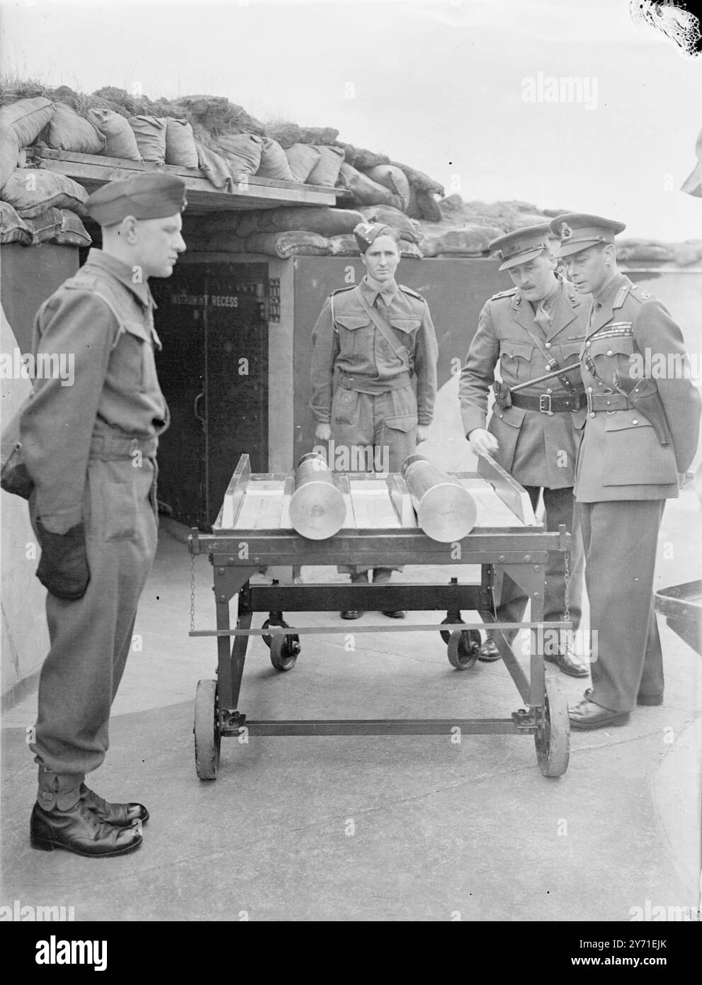 Re Giorgio vi visitò oggi molte unità di ricerca , postazioni di ascolto e postazioni di cannoni nel Kent . Viene fotografato qui durante una visita ad un sito Anti Aircraft il .14 agosto 1940 Foto Stock