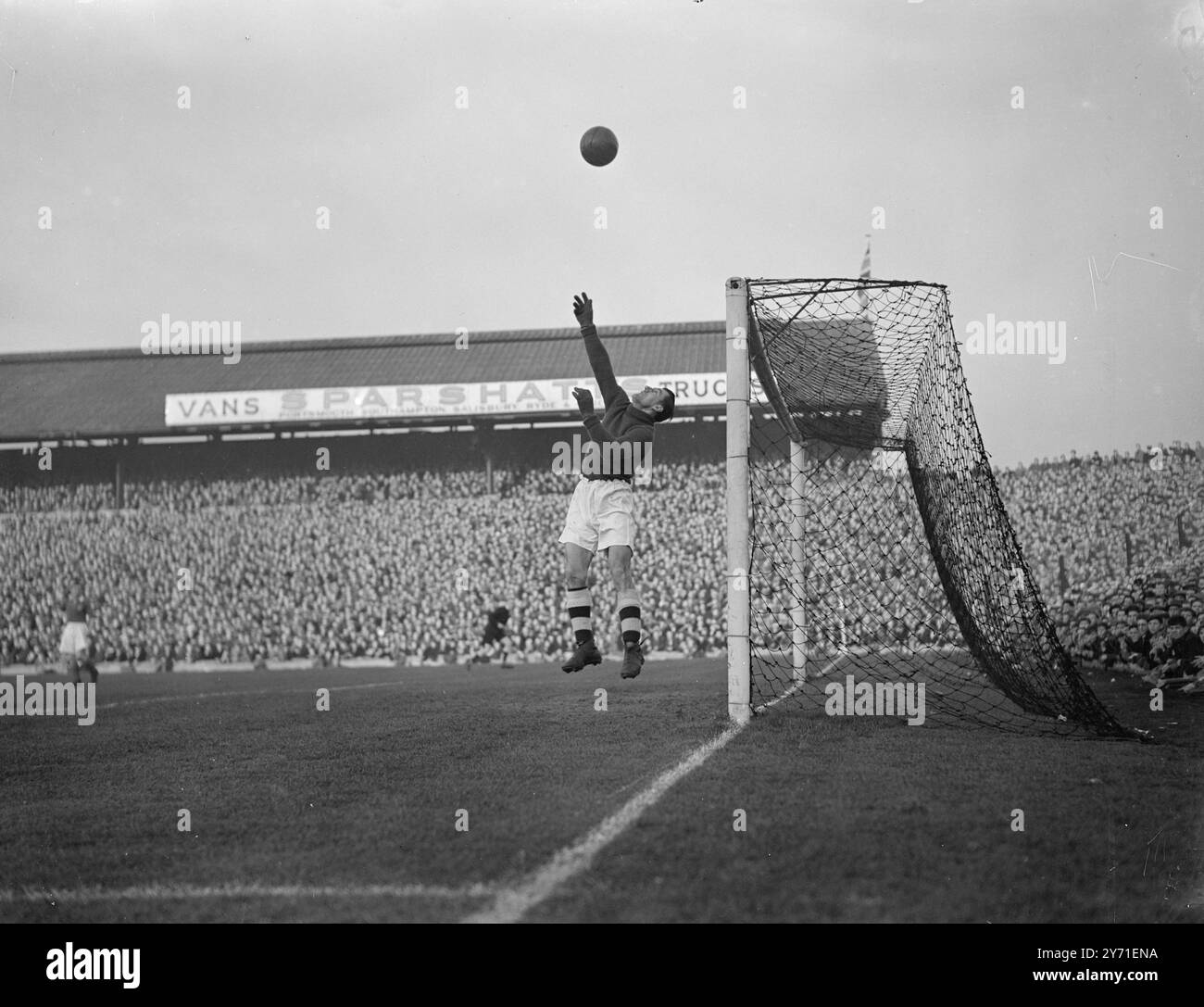 IL PORTSMOUTH JUBILEE VINCE-ARSENALE BATTUTO DAI RIVALI DELLA LEAGUE, il Portsmouth Football Club ha celebrato il proprio Golden Jubilee con una vittoria del 4-1 sull'Arsenal , uno dei loro rivali più stretti per il campionato di Lega , a Portsmouth . LA FOTO MOSTRA: Il portiere dell'Arsenal, SWINDIN, salva durante un attacco di Portsmouth. 28 novembre 1948 Foto Stock