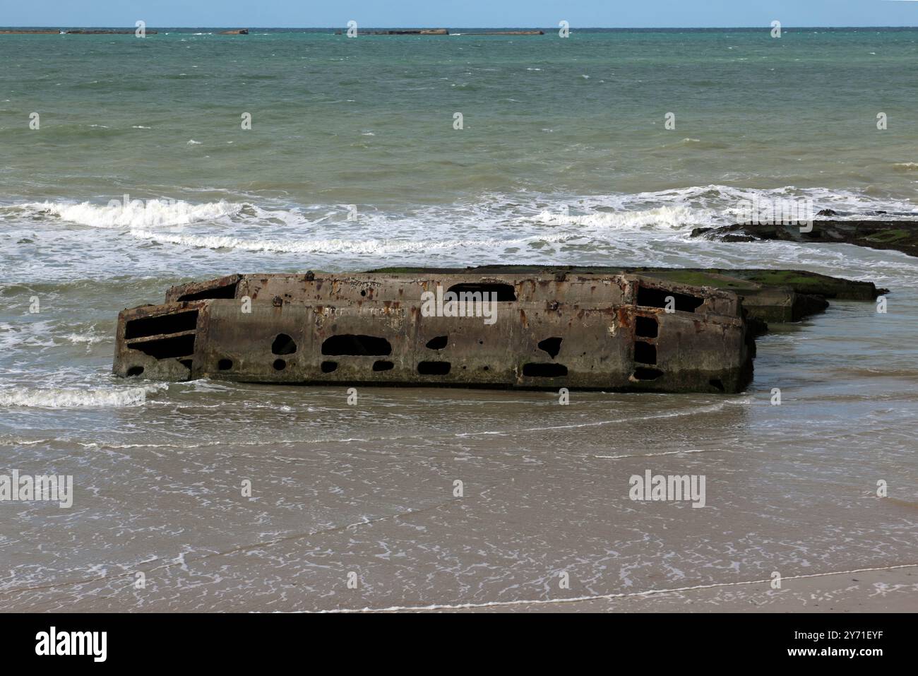 Primo piano dei resti dei cassoni di Mulberry Harbour, sulla spiaggia di Arromanches-les-Bains, Normandia, Francia Foto Stock