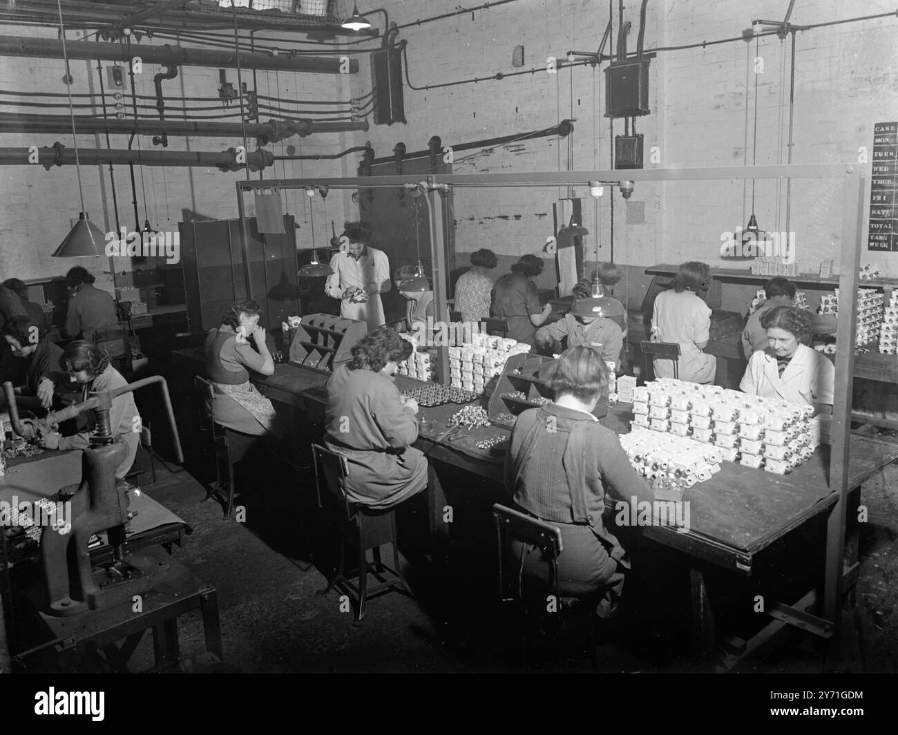 John E. Dallas fabbrica di attrezzature musicali, in particolare batteria. Durante la guerra la carenza di lavoro molti dei lavoratori a macchina impiegati erano donne.1940 Foto Stock