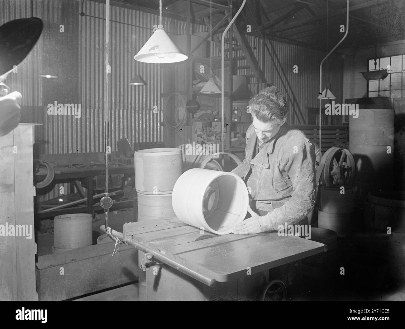 John E. Dallas fabbrica di attrezzature musicali, in particolare batteria. Durante la guerra la carenza di lavoro molti dei lavoratori a macchina impiegati erano donne.1940 Foto Stock