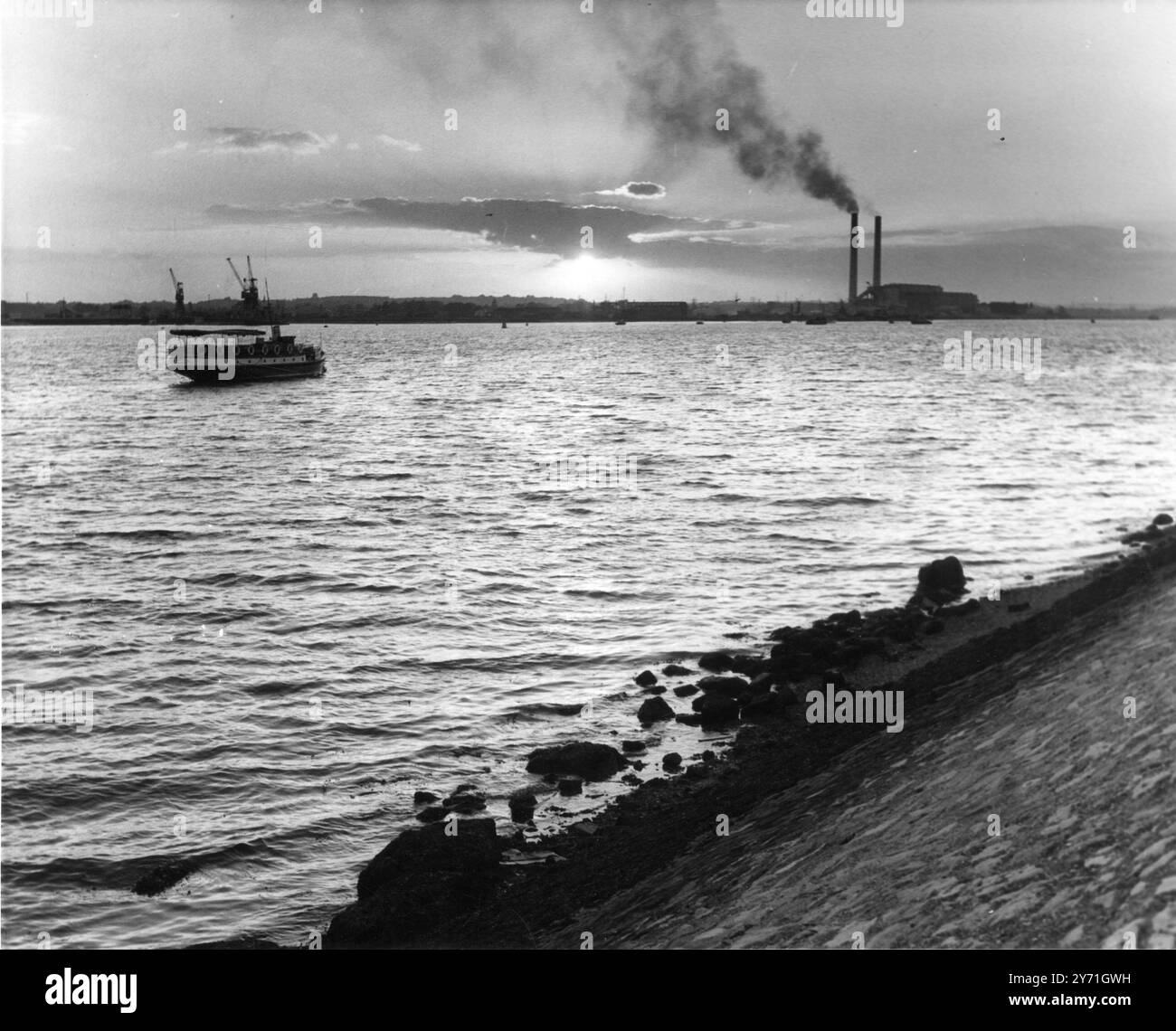 Guardando oltre il Solent , Southampton , Hampshire , Inghilterra . 21 ottobre 1958 Foto Stock