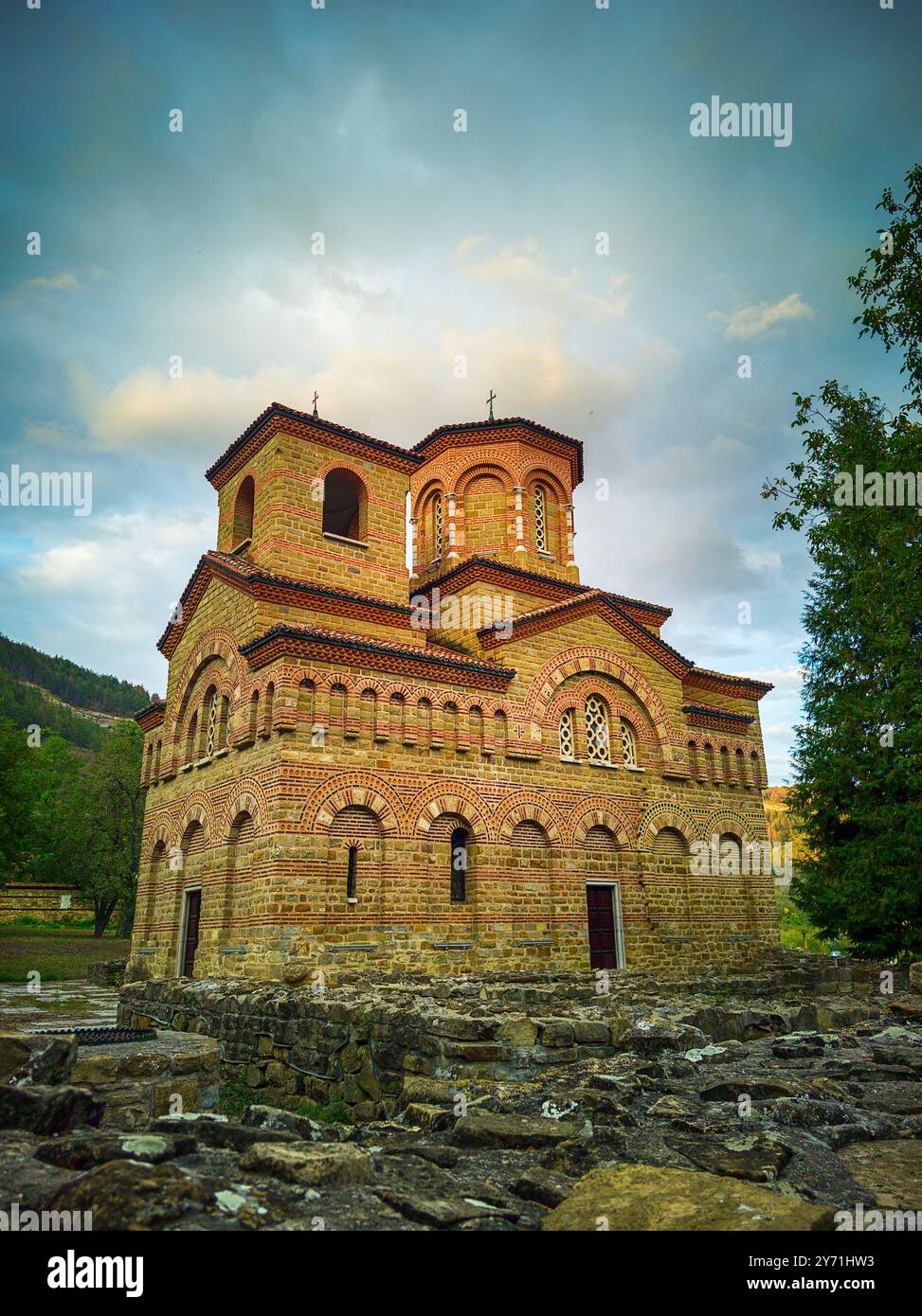 Veduta della Chiesa di Dmitrij Solunsky - famoso punto di riferimento di Veliko Tarnovo, l'antica capitale della Bulgaria. La foto è stata scattata in primavera. - Immagine Foto Stock