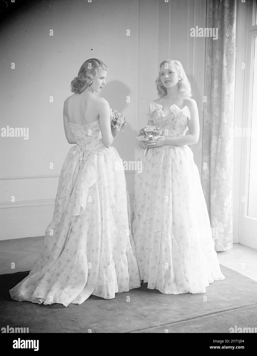 DOPPIAMENTE DELIZIOSA Una nuova idea nella presentazione della moda è stata ideata da JOY RICARDO , che permette alla sua clientela di vedere entrambi i lati di una discussione a favore dello stile. Due manichini modellano la stessa camicia e lo spettatore vede l'impressione generale dalla parte posteriore a quella anteriore. Se e' un uomo, puo' ancora avere un secondo sguardo. L'IMMAGINE MOSTRA: Abito da sera Pomati in organdie rosa zucchero su crepe di rayon verde mela. I fronzoli alati spazzati indietro sono tenuti da nodi di nastro verde mela. 13 maggio 1948 Foto Stock