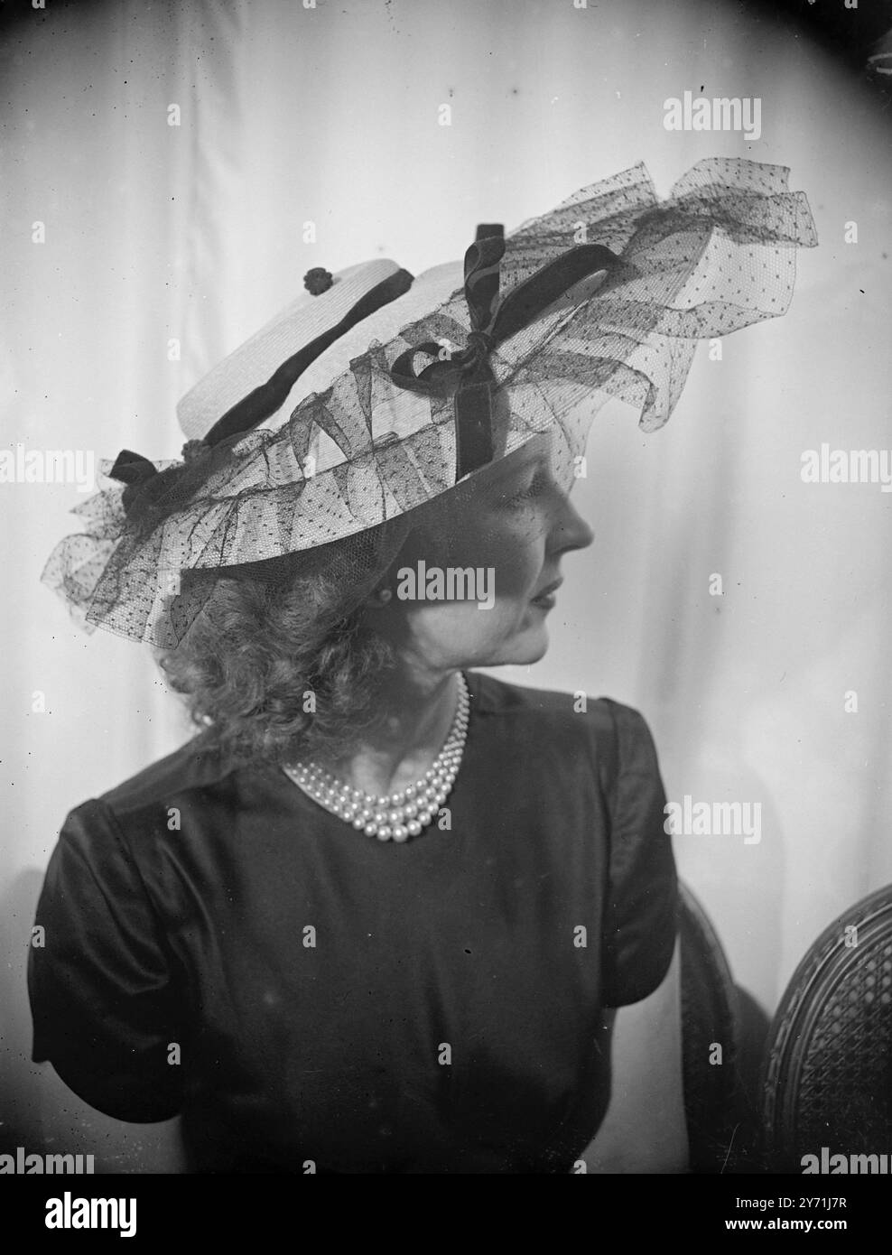 DIRETTO AD ASCOT Ascot , almeno per quanto riguarda i cappelli , quest'anno sarà all'altezza degli standard. Le case di moda londinesi espongono molti modelli affascinanti che attireranno l'attenzione sul famoso circuito il mese prossimo . Comprendiamo, però, che ci saranno anche cavalli lì. 19 maggio 1948 . Foto Stock