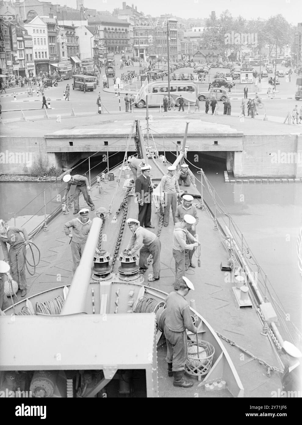 LA MARINA SVEDESE DI BRISTOL ROVER VISITA LA CITTÀ ancorata a Narrow Quay , nel cuore di Bristol , due eleganti navi della Marina svedese stanno visitando la città. I vascelli , cacciatorpediniere dello squadrone universitario navale svedese, sono accompagnati dall'incrociatore Flygia e le tre navi hanno portato duecento cadetti navali a visitare la città. Gli ufficiali della nave assaggiarono il famoso sherry Bristol Milk, quando parteciparono ad una festa tenuta dal sindaco. LE IMMAGINI MOSTRANO ;- ' Stockholm TARS' con il ruggito del traffico cittadino nelle orecchie , rating del cacciatorpediniere svedese STOCKHOL Foto Stock