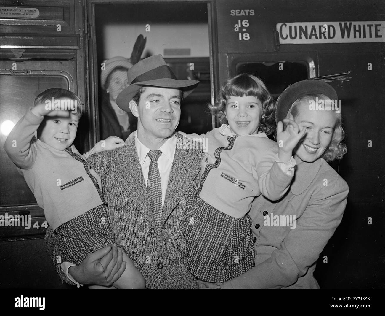 LA REGINA ELISABETTA SALPERÀ DOMANI la nave di linea Cunard White Star Queen Elizabeth la cui data di navigazione è stata ritardata dallo sciopero dei New York Longshoremen salperà da Southampton . La nave doveva essere consegnata a New York lunedì scorso e avrebbe dovuto ripartire mercoledì . Waterloo station London , era occupata di passeggeri per i treni Queen Elizabeth. SPETTACOLI:-l'attore cinematografico DANA ANDREWS , con la moglie MARY , con due dei loro quattro figli, Stephen e Katherine, salutano alla stazione di Waterloo prima di partire sul treno. Dana ha girato il film ' Britain Mews ' Foto Stock