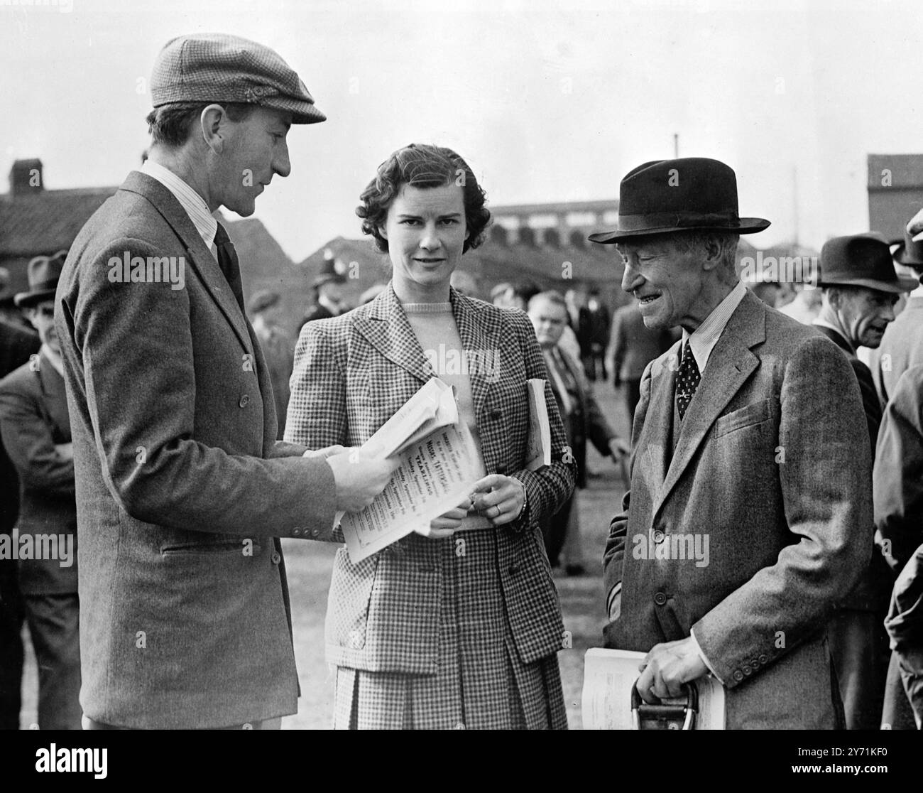 La Contessa di Derby con il signor W Pratt , il noto formatore (a destra) e il signor Vernon Van Cutsen , che possiede diversi piloti in quota presso la Doncaster Yearling Sales , South Yorkshire , Inghilterra . 8 settembre 1954 Foto Stock