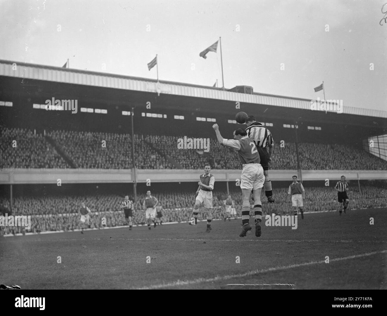 AIR , fuori sinistra per Newcastle, dirige i reparti di goal mentre batte BARNES , R-back dell'Arsenal per il pallone durante la partita di Highbury . Circa 20.000 persone sono state allontanate dallo stadio quando i cancelli sono stati chiusi un' ora prima del calcio d' inizio . 20 novembre 1948 Foto Stock