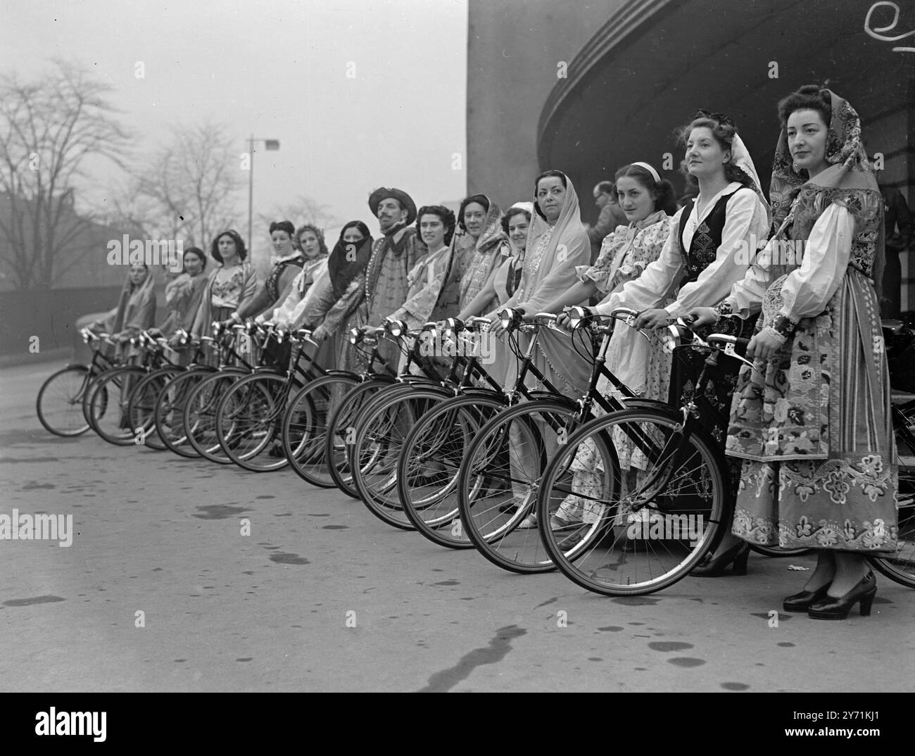 Una caratteristica interessante di una parata di Cycle Show tenuta dalla Raleigh Industries alla Seymour Hall di Londra sarà la rappresentazione di quattordici ragazze di Nottingham di alcuni dei paesi verso i quali la società di cicli sta esportando. Vestite con costumi nazionali, tutte autentiche, ottenute dai loro paesi d'origine, le ragazze rappresenteranno Argentina, Belgio, Cina, Danimarca, Eire, India , Malesia , Svezia, Svizzera e Turchia . - - - - IMMAGINI:- esportazioni pittoresche - alcune ragazze vestite con i costumi nazionali del loro paese rappresentano, in anteprima della sfilata della Cycle-Show , Foto Stock