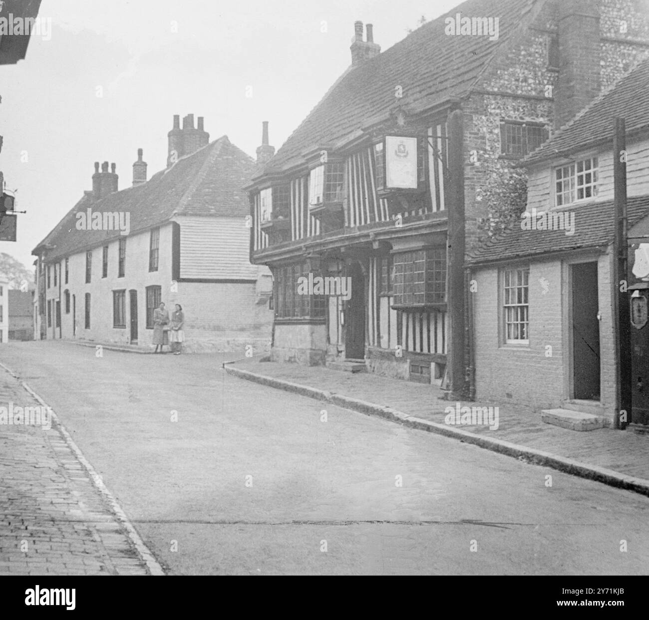 ARCHITETTURA D'EPOCA NELLA PITTORESCA ALFRISTON . In primo piano c'è lo Star Inn in legno in cui alcuni dicono che il re Alfredo ha bruciato le torte. Più avanti lungo la strada può essere un esempio di architettura inglese ancora precedente . 22 novembre 1948 Foto Stock