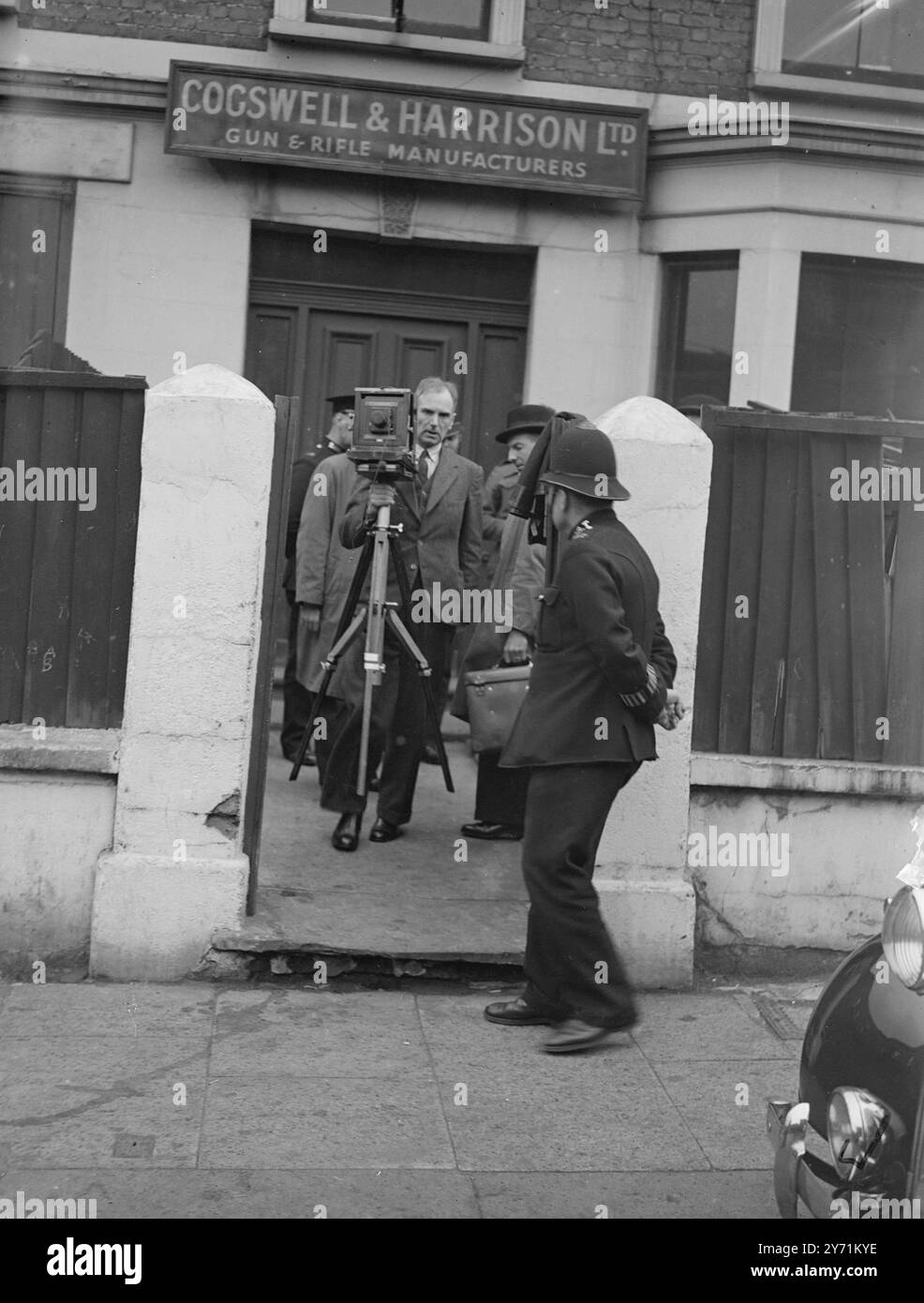 POLIZIOTTO DI LONDRA COLPITO DA UN UOMO ARMATO. All' alba del giorno, il PC KAY, autista di una macchina wireless della polizia, con sede ad Acton, è stato colpito allo stomaco da un uomo armato a Park Road, East, Acton. P C KAY sta ricevendo trasfusioni di sangue e ha avuto un'operazione di emergenza in una lotta per salvargli la vita . L'incidente è avvenuto in seguito a una chiamata del 999, ricevuta da Scotland Yard, e la macchina della polizia ha corso nei locali di Cogswell e Harrison , produttori di armi di Acton . P C KAY è stato colpito mentre stava per entrare nell'edificio. Due uomini furono poi interrogati dalla polizia alla stazione di Acton . IMMAGINI MOSTRANO :- polizia Foto Stock