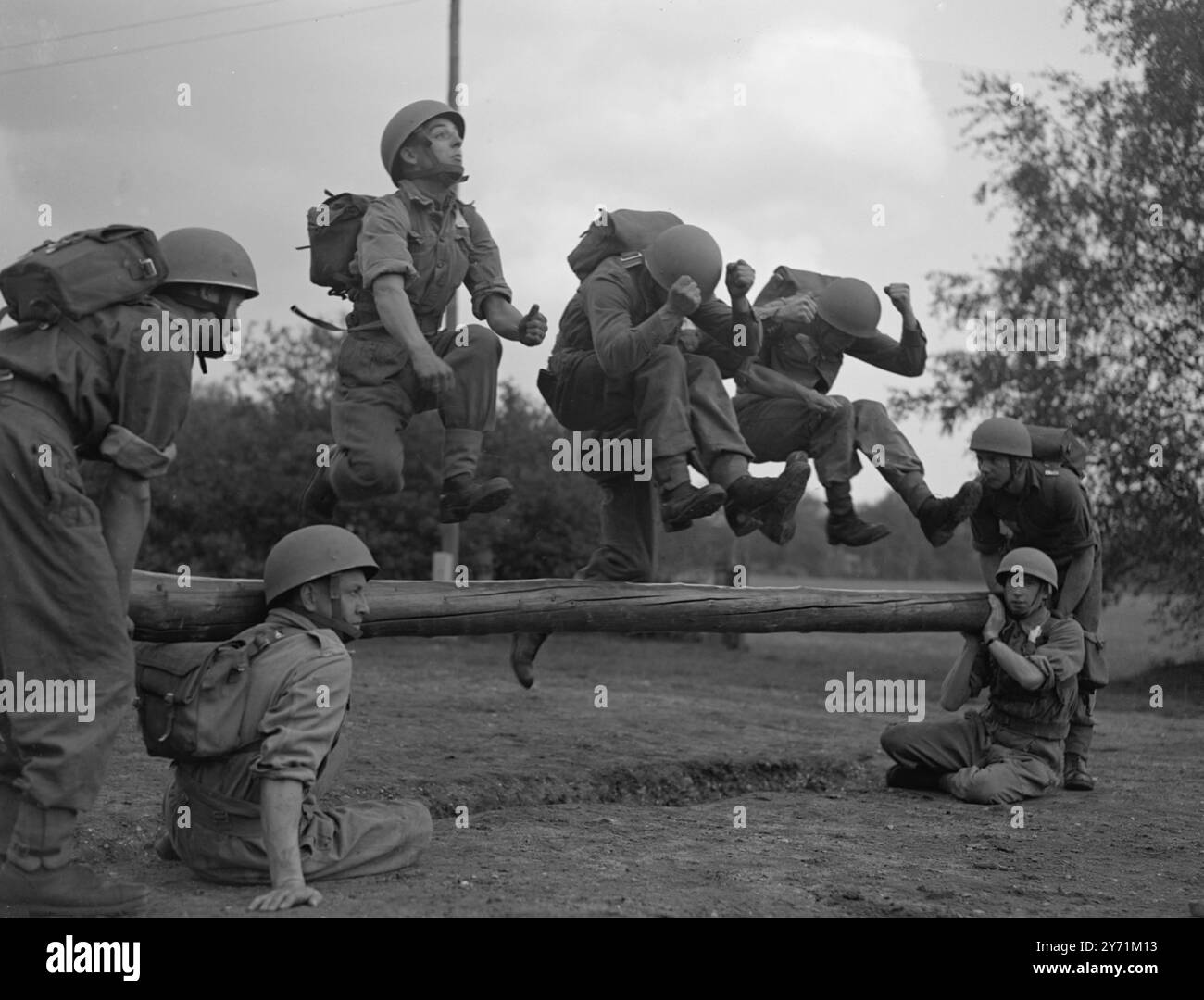 SCUOLA PER PARACADUTISTI. Concepite per svolgere un ruolo sempre più importante nell' Esercito del futuro , le forze aeree britanniche ricevono dalle nuvole un addestramento altamente specializzato nell' arte della guerra . Sia presso la scuola di addestramento pre-paracadute , Aldershot , che presso la RAF Parachute Training School , Upper Heyford , Oxfordshire , i volontari cominciano litteralmente ' dal basso verso l' alto ' per imparare tutto dal modo corretto di cadere a ' formazione gocce ' con il kit bag . L'IMMAGINE MOSTRA :- ' come cadere da un tronco ' i paracadutisti Vounteer praticano log falli Foto Stock