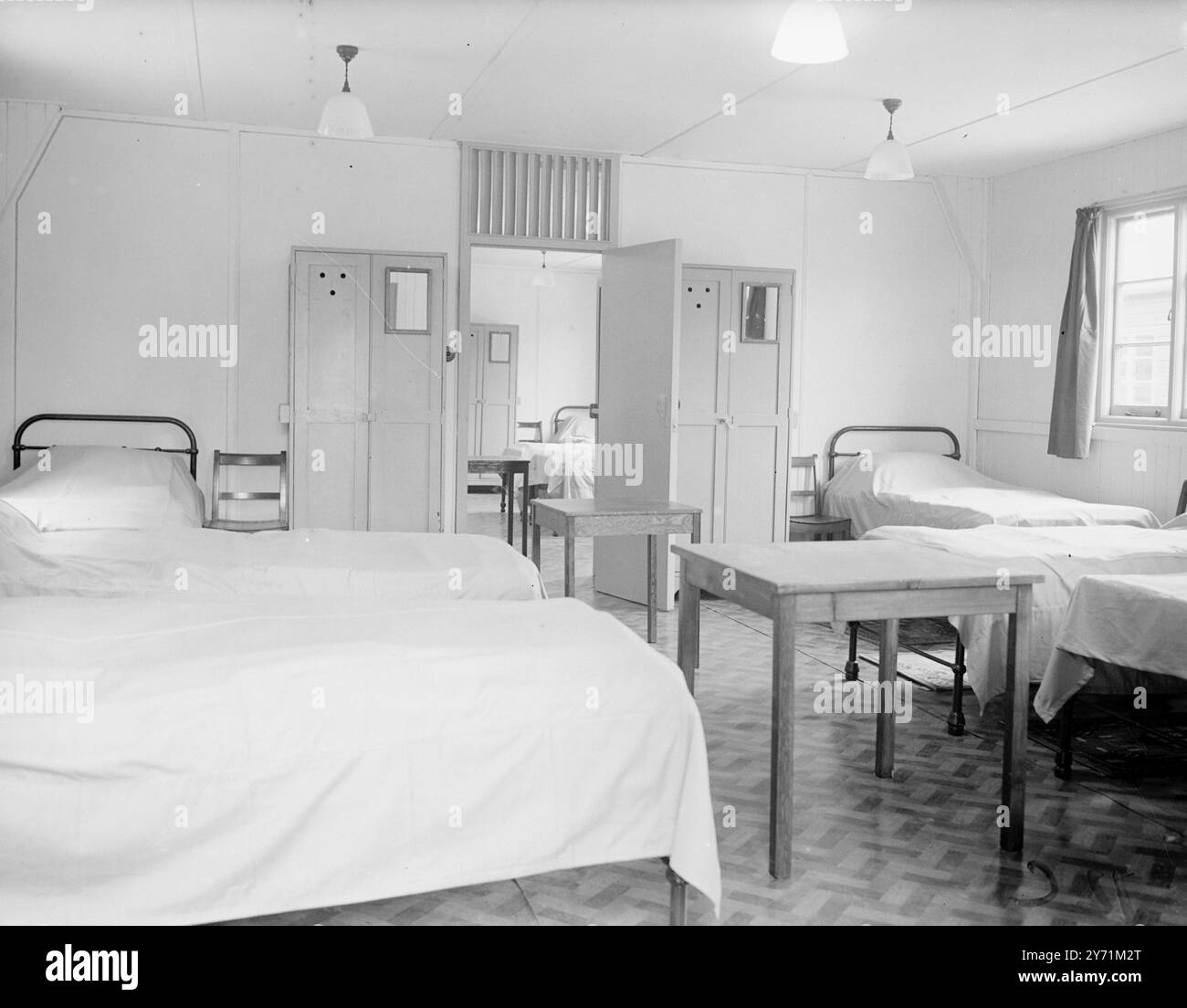 CAMPO GIOCHI OLIMPICI A RICHMOND . Il campo del Ministero dei lavori per i partecipanti ai Giochi Olimpici di Richmond Park si sta avvicinando al completamento. Questo campo di 20 acri , precedentemente utilizzato come centro di convalescenza dell' esercito , ospiterà 1400 concorrenti , manager di squadra , massaggiatori e addestratori e 250 personale interno . LA FOTO MOSTRA :- " riposo olimpico " quando i concorsi olimpici stanchi si riposano, possono ritirarsi nelle loro camere da letto arredate in modo semplice ma confortevoli qui raffigurate. Maggio 26 1948 Foto Stock