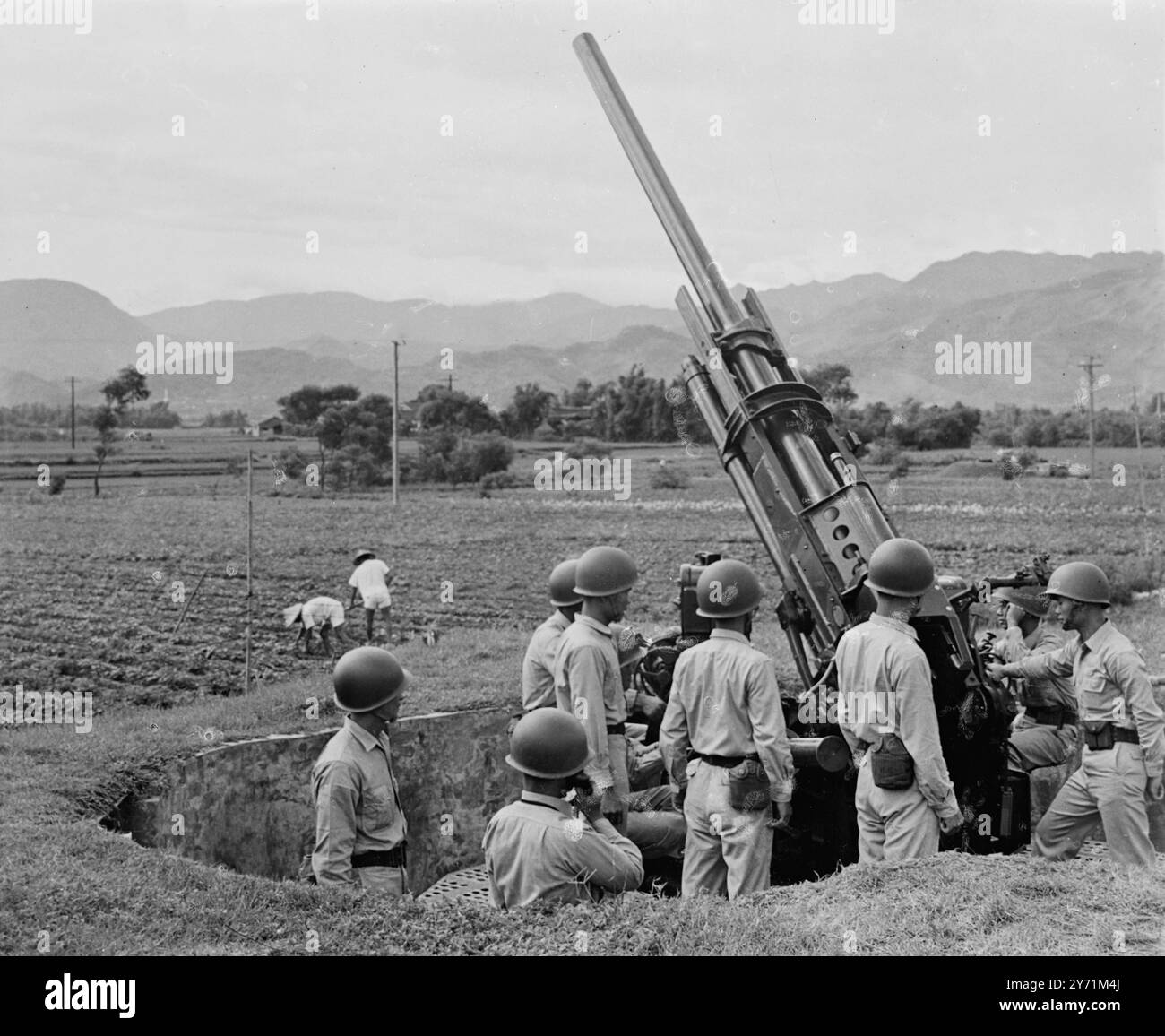 Taipei - centinaia di postazioni di armi antiaeree - ecco una di queste - sono ora presidiate 24 ore su 24 in previsione di un attacco a sorpresa da parte dei comunisti sulla terraferma cinese, a soli 100 miglia attraverso lo stretto di Taiwan. Viene data protezione 24 ore su 24 agli agricoltori, ai lavoratori delle fabbriche e ai progetti di lavori pubblici. 9 settembre 1958 Foto Stock