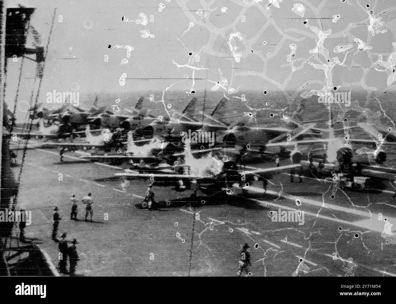 Aerei STATUNITENSI in fase di riscaldamento sul ponte di volo della portaerei statunitense MIDWAY per il servizio di pattuglia nello stretto di Taiwan 15 settembre 1958 Foto Stock